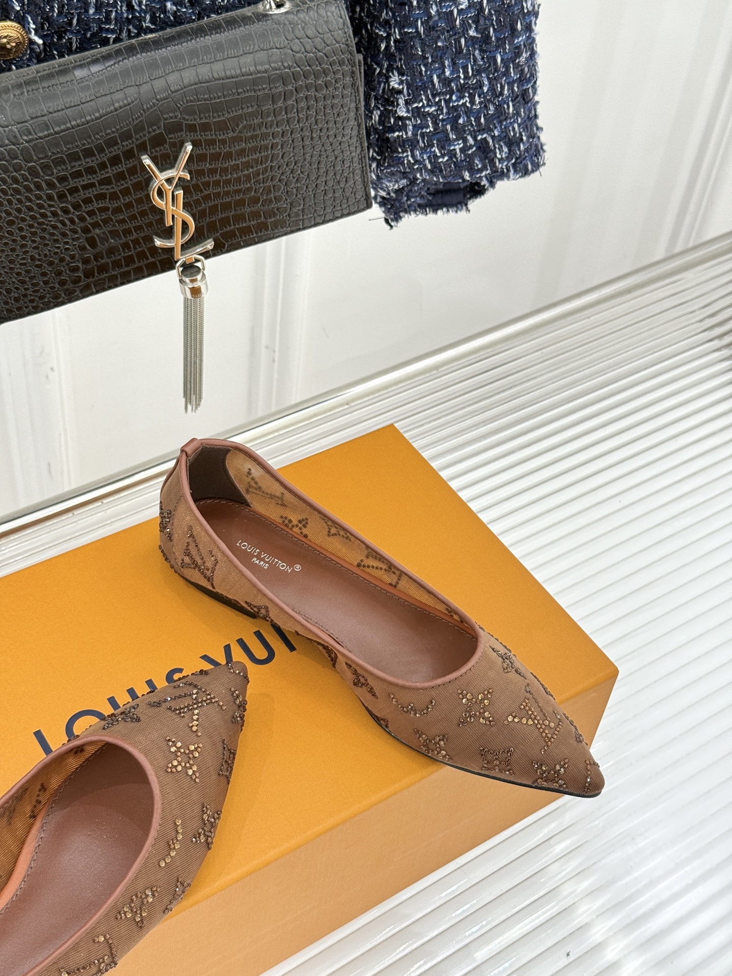 L*V驴牌经典春夏新品水钻网纱尖头单鞋尖头设计经典而优雅 巧妙延伸腿部线条赋予双足精致美感 让身姿更显修