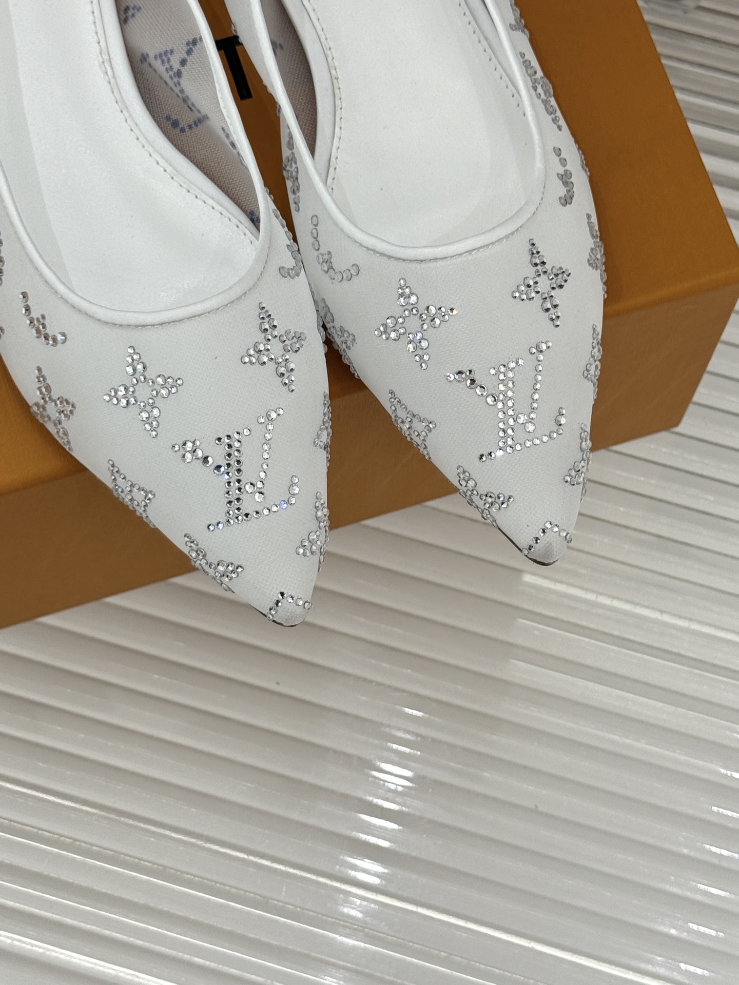 L*V驴牌经典春夏新品水钻网纱尖头单鞋尖头设计经典而优雅 巧妙延伸腿部线条赋予双足精致美感 让身姿更显修