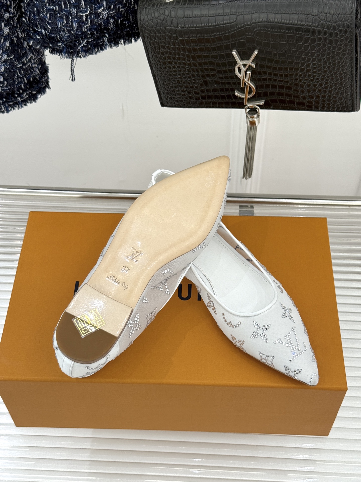 L*V驴牌经典春夏新品水钻网纱尖头单鞋尖头设计经典而优雅 巧妙延伸腿部线条赋予双足精致美感 让身姿更显修