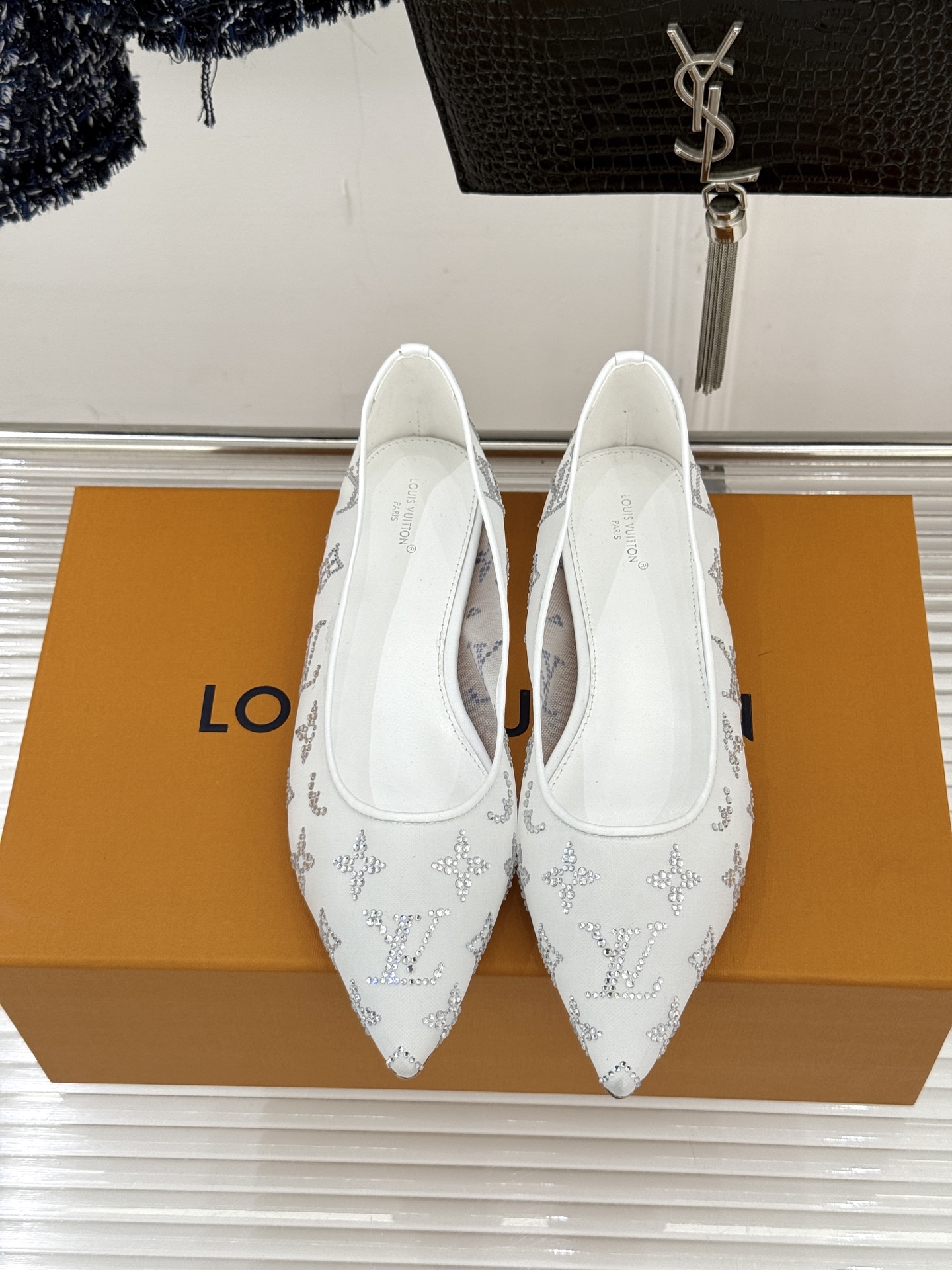 L*V驴牌经典春夏新品水钻网纱尖头单鞋尖头设计经典而优雅 巧妙延伸腿部线条赋予双足精致美感 让身姿更显修