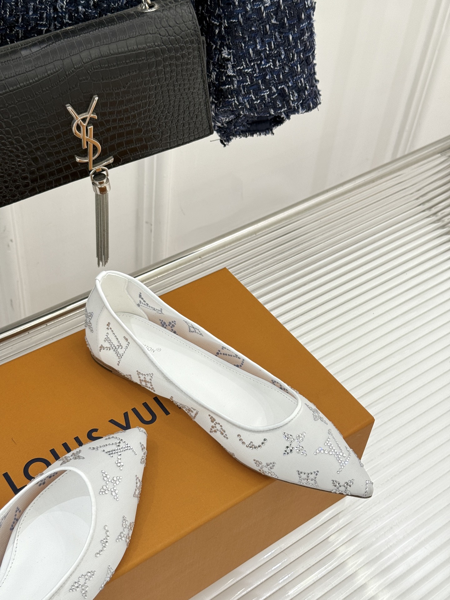 L*V驴牌经典春夏新品水钻网纱尖头单鞋尖头设计经典而优雅 巧妙延伸腿部线条赋予双足精致美感 让身姿更显修