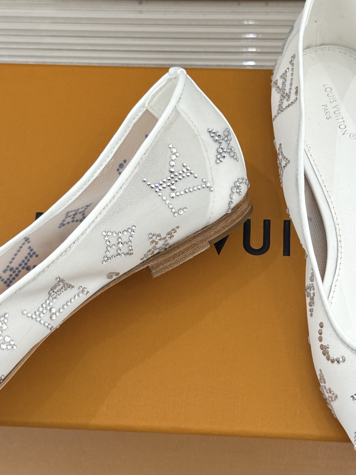 L*V驴牌经典春夏新品水钻网纱尖头单鞋尖头设计经典而优雅 巧妙延伸腿部线条赋予双足精致美感 让身姿更显修