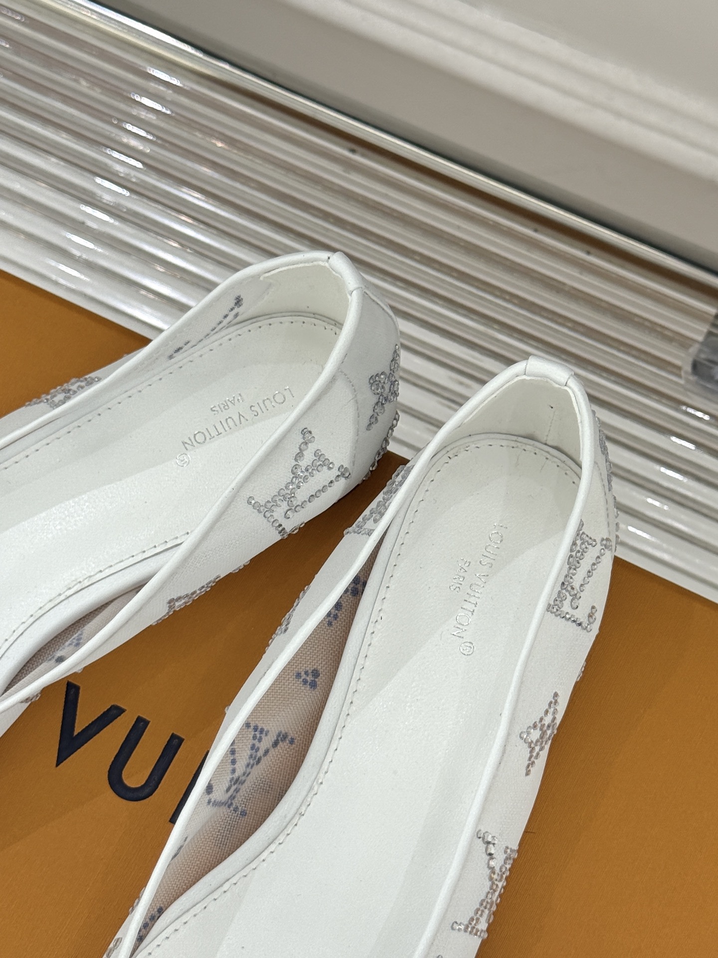 L*V驴牌经典春夏新品水钻网纱尖头单鞋尖头设计经典而优雅 巧妙延伸腿部线条赋予双足精致美感 让身姿更显修