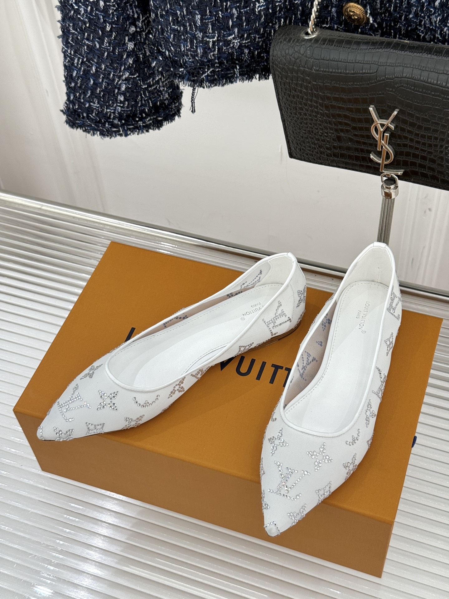 L*V驴牌经典春夏新品水钻网纱尖头单鞋尖头设计经典而优雅 巧妙延伸腿部线条赋予双足精致美感 让身姿更显修