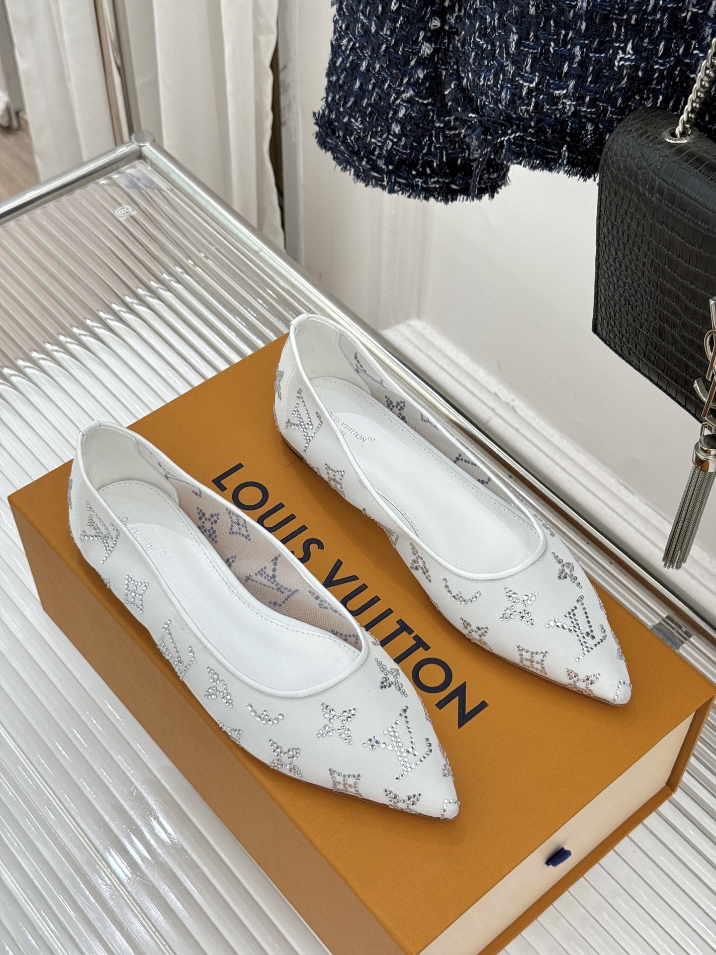 L*V驴牌经典春夏新品水钻网纱尖头单鞋尖头设计经典而优雅 巧妙延伸腿部线条赋予双足精致美感 让身姿更显修