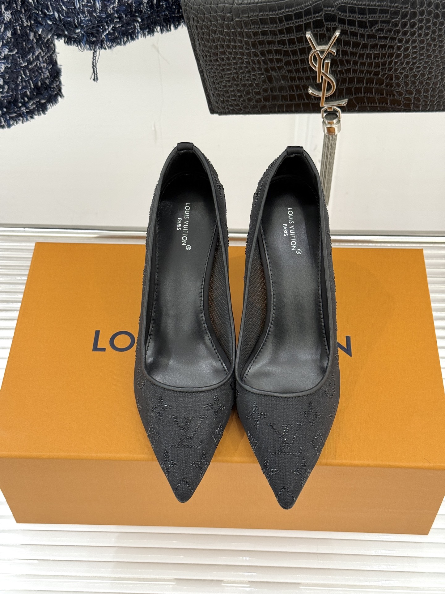 L*V驴牌经典春夏新品水钻网纱尖头单鞋尖头设计经典而优雅 巧妙延伸腿部线条赋予双足精致美感 让身姿更显修