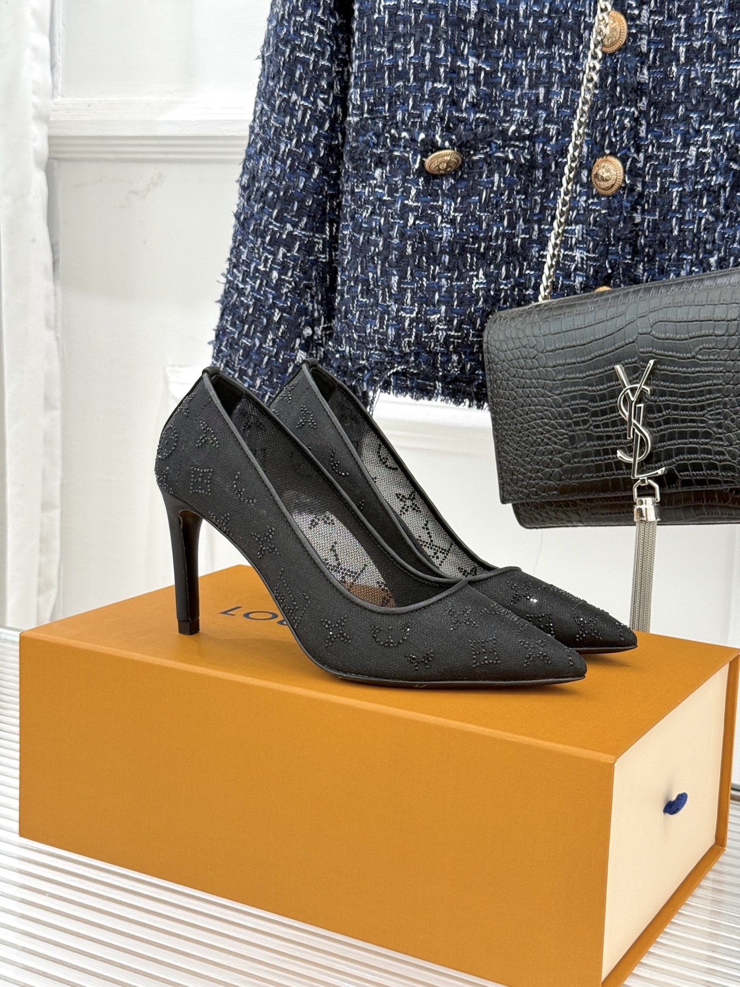 L*V驴牌经典春夏新品水钻网纱尖头单鞋尖头设计经典而优雅 巧妙延伸腿部线条赋予双足精致美感 让身姿更显修