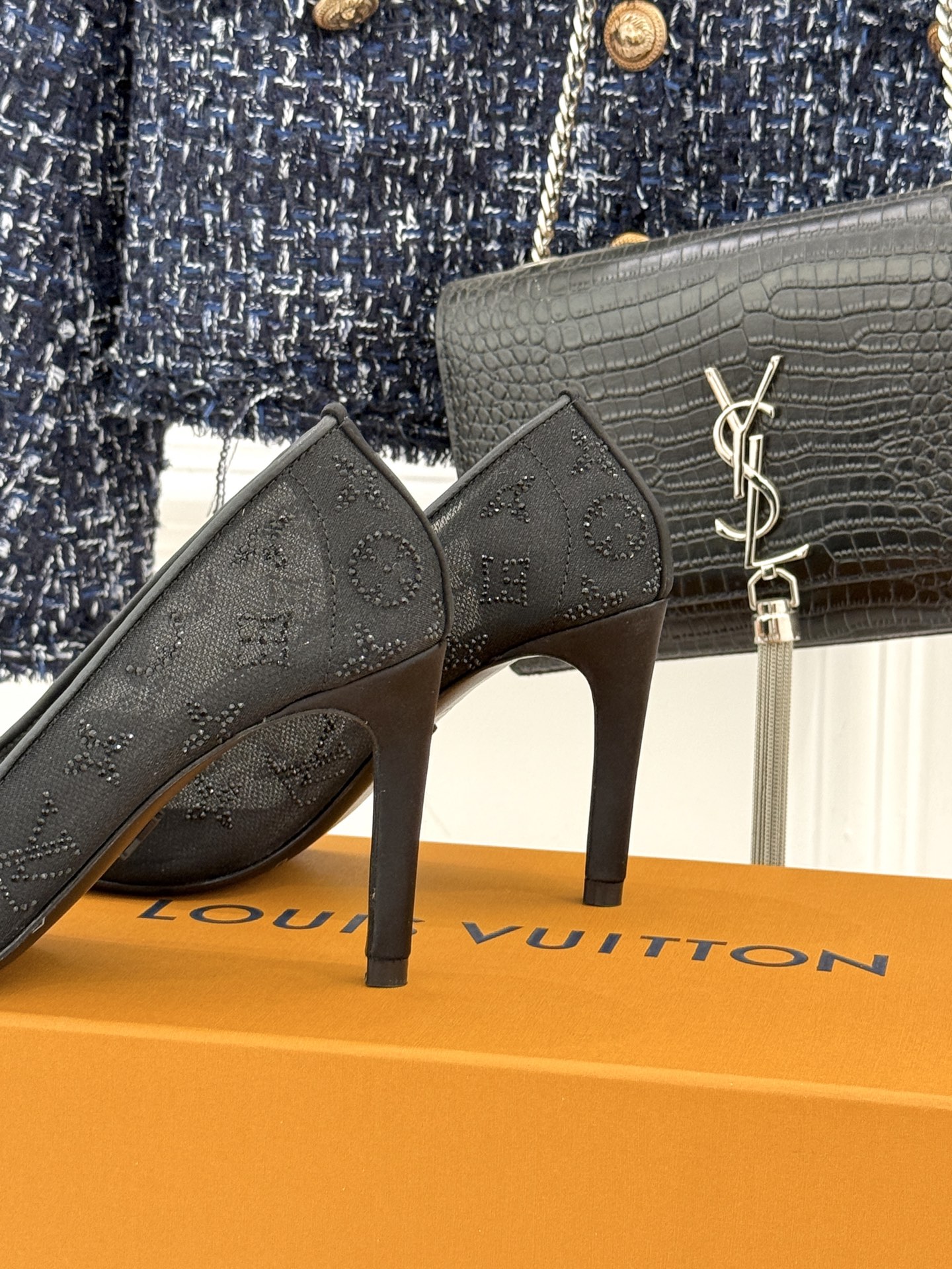 L*V驴牌经典春夏新品水钻网纱尖头单鞋尖头设计经典而优雅 巧妙延伸腿部线条赋予双足精致美感 让身姿更显修