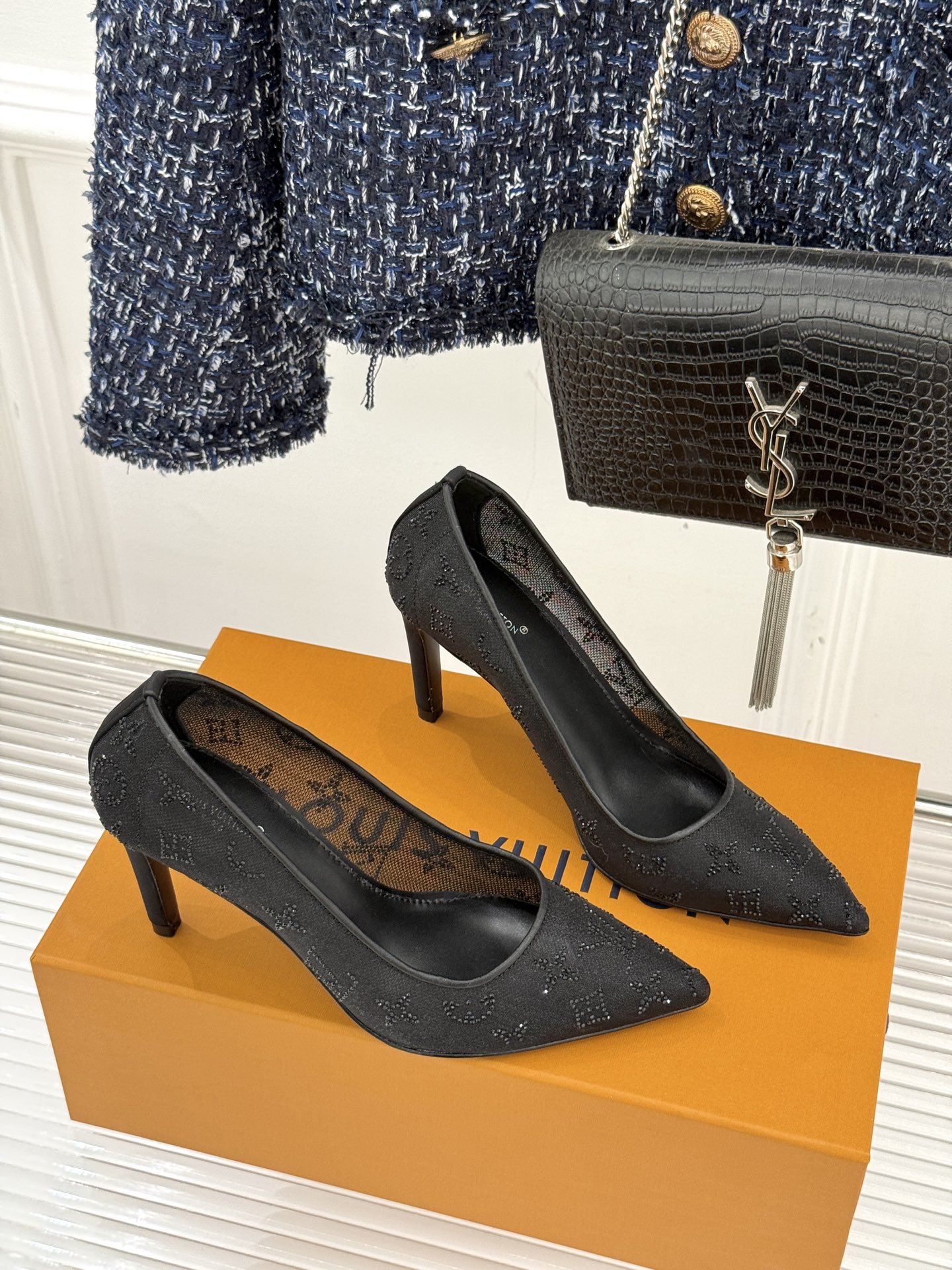 L*V驴牌经典春夏新品水钻网纱尖头单鞋尖头设计经典而优雅 巧妙延伸腿部线条赋予双足精致美感 让身姿更显修