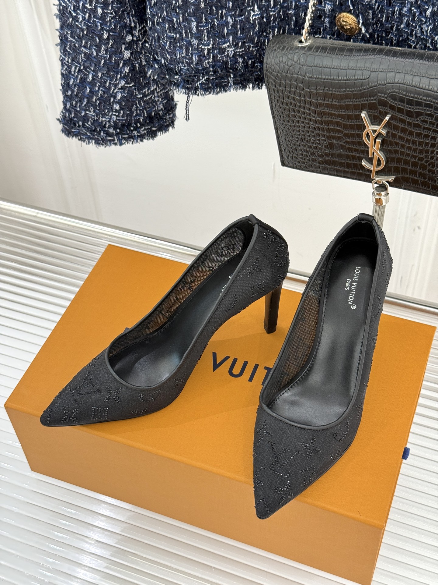 L*V驴牌经典春夏新品水钻网纱尖头单鞋尖头设计经典而优雅 巧妙延伸腿部线条赋予双足精致美感 让身姿更显修