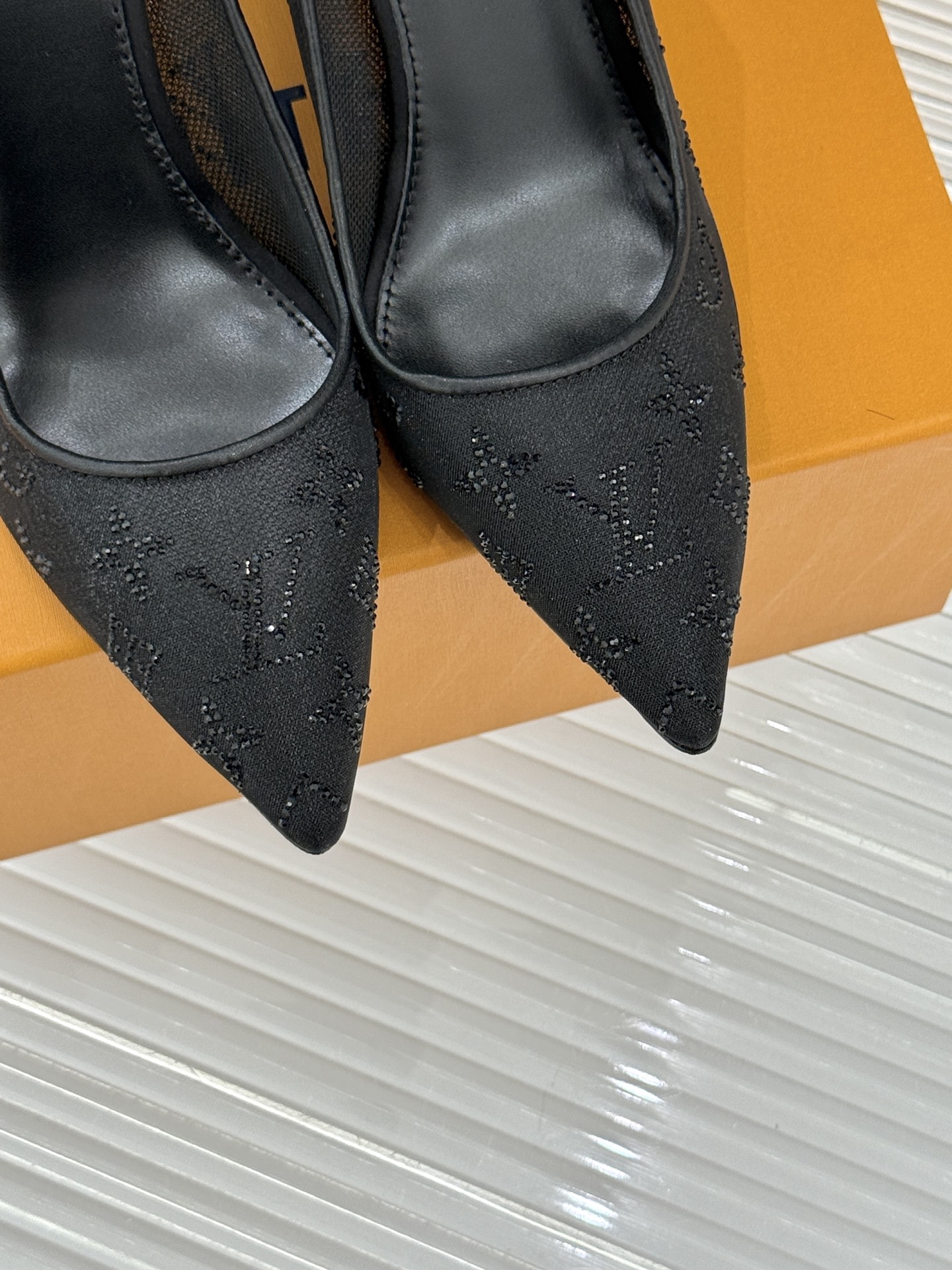 L*V驴牌经典春夏新品水钻网纱尖头单鞋尖头设计经典而优雅 巧妙延伸腿部线条赋予双足精致美感 让身姿更显修