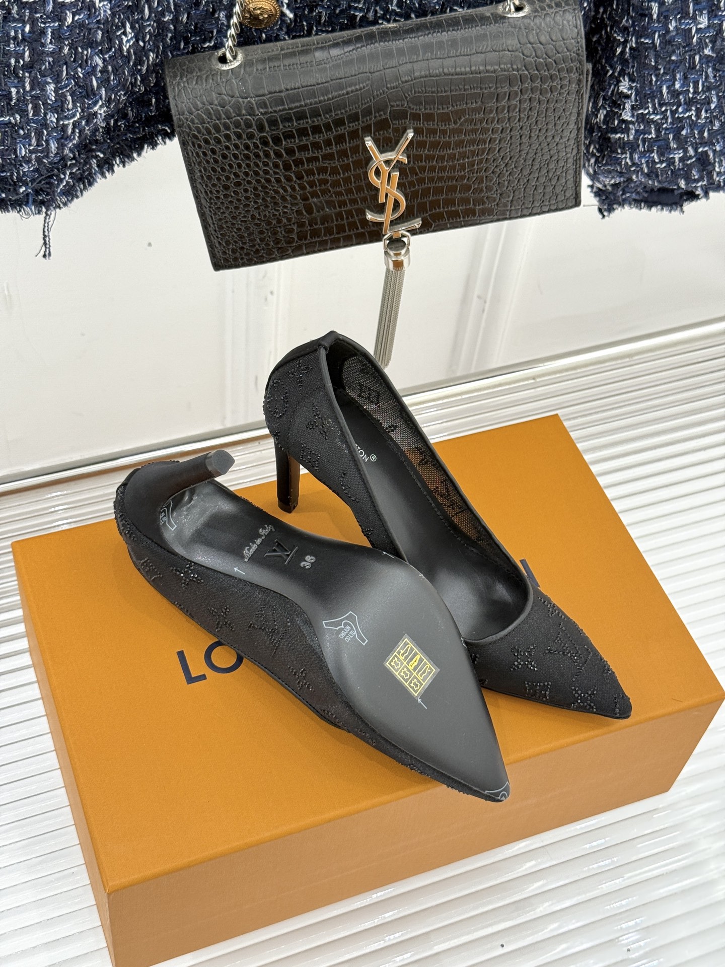 L*V驴牌经典春夏新品水钻网纱尖头单鞋尖头设计经典而优雅 巧妙延伸腿部线条赋予双足精致美感 让身姿更显修