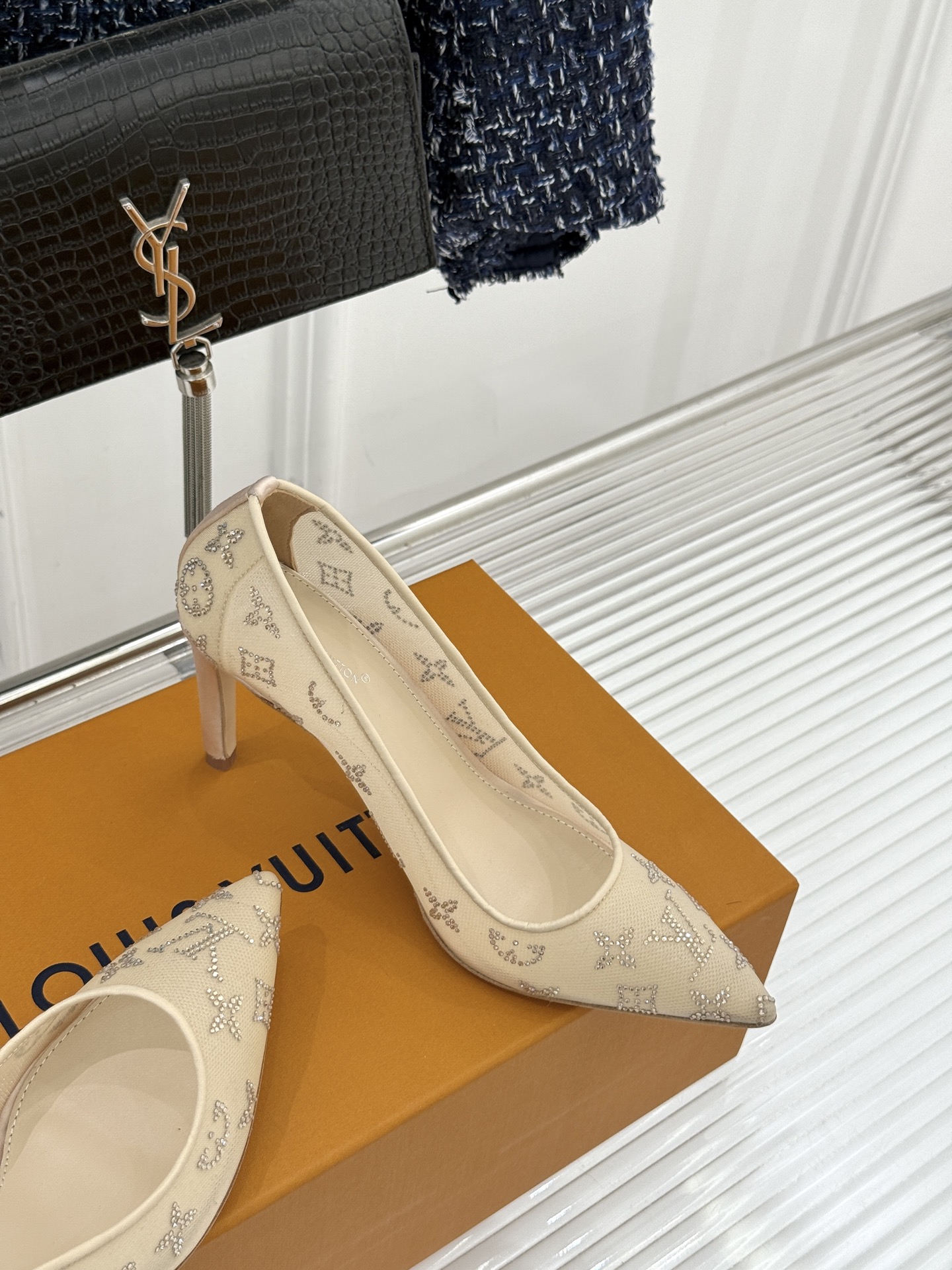 L*V驴牌经典春夏新品水钻网纱尖头单鞋尖头设计经典而优雅 巧妙延伸腿部线条赋予双足精致美感 让身姿更显修