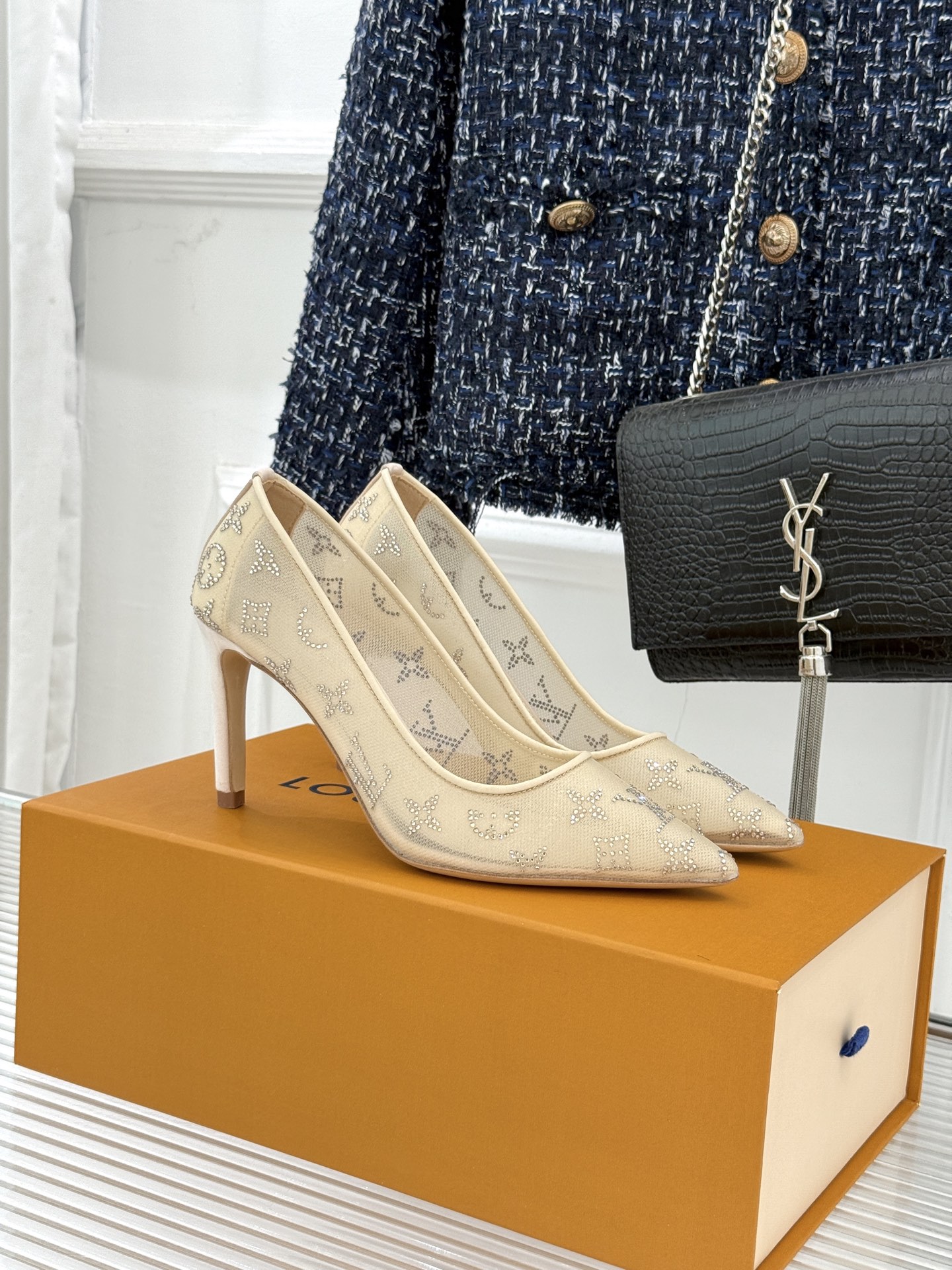 L*V驴牌经典春夏新品水钻网纱尖头单鞋尖头设计经典而优雅 巧妙延伸腿部线条赋予双足精致美感 让身姿更显修