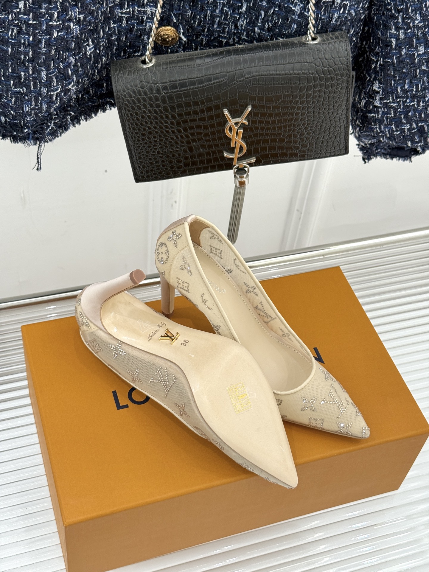 L*V驴牌经典春夏新品水钻网纱尖头单鞋尖头设计经典而优雅 巧妙延伸腿部线条赋予双足精致美感 让身姿更显修