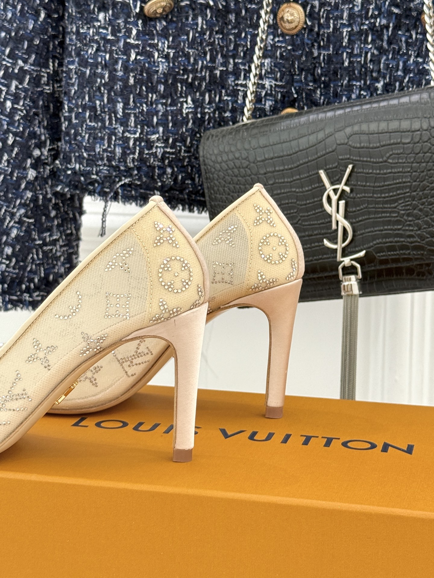 L*V驴牌经典春夏新品水钻网纱尖头单鞋尖头设计经典而优雅 巧妙延伸腿部线条赋予双足精致美感 让身姿更显修