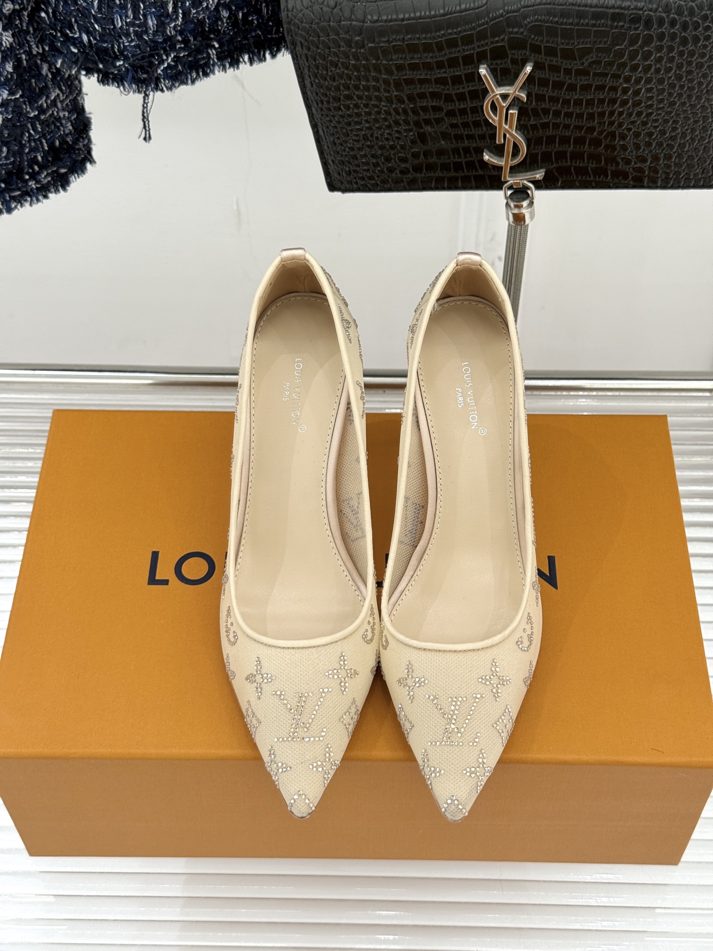 L*V驴牌经典春夏新品水钻网纱尖头单鞋尖头设计经典而优雅 巧妙延伸腿部线条赋予双足精致美感 让身姿更显修