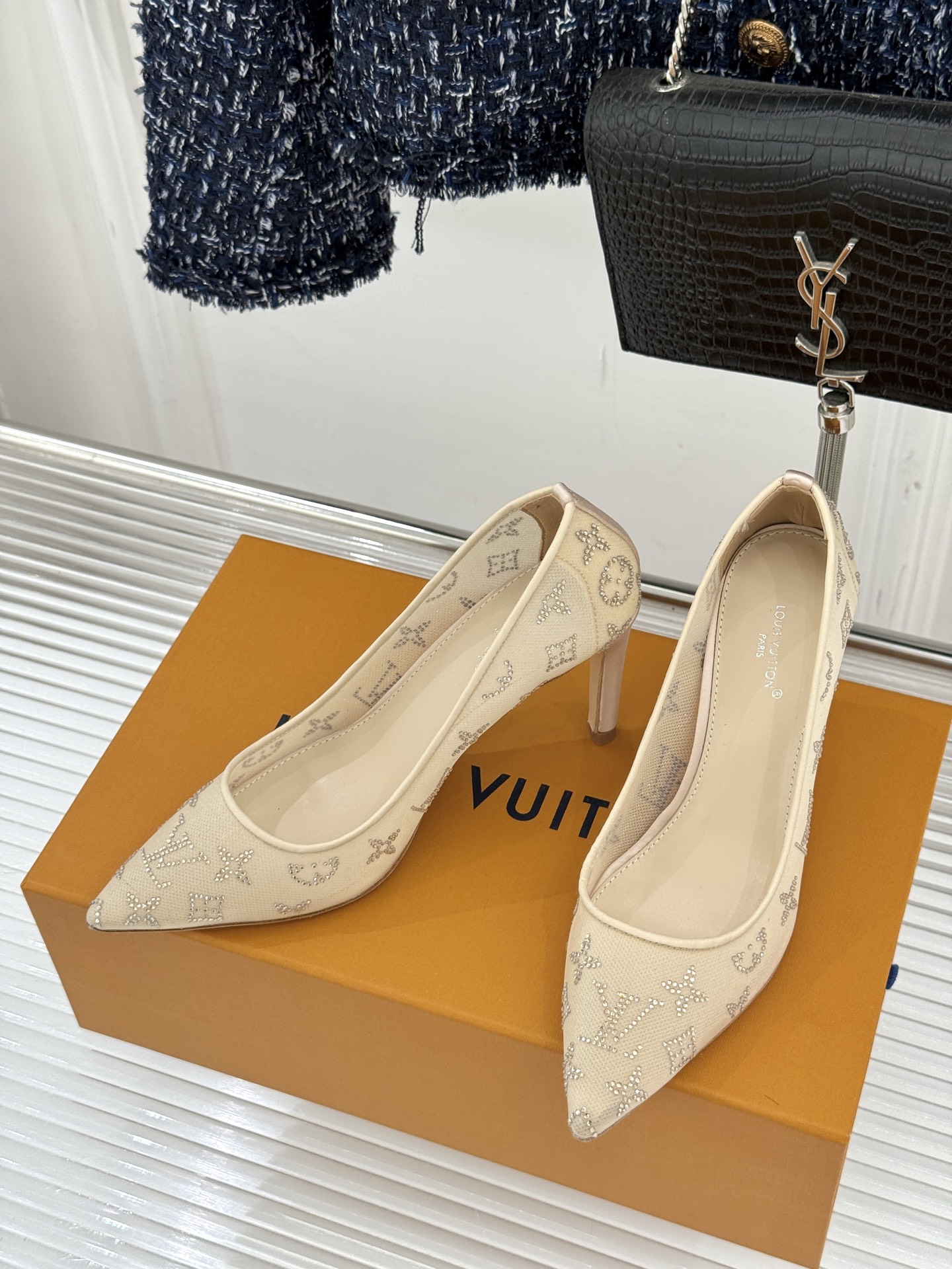 L*V驴牌经典春夏新品水钻网纱尖头单鞋尖头设计经典而优雅 巧妙延伸腿部线条赋予双足精致美感 让身姿更显修