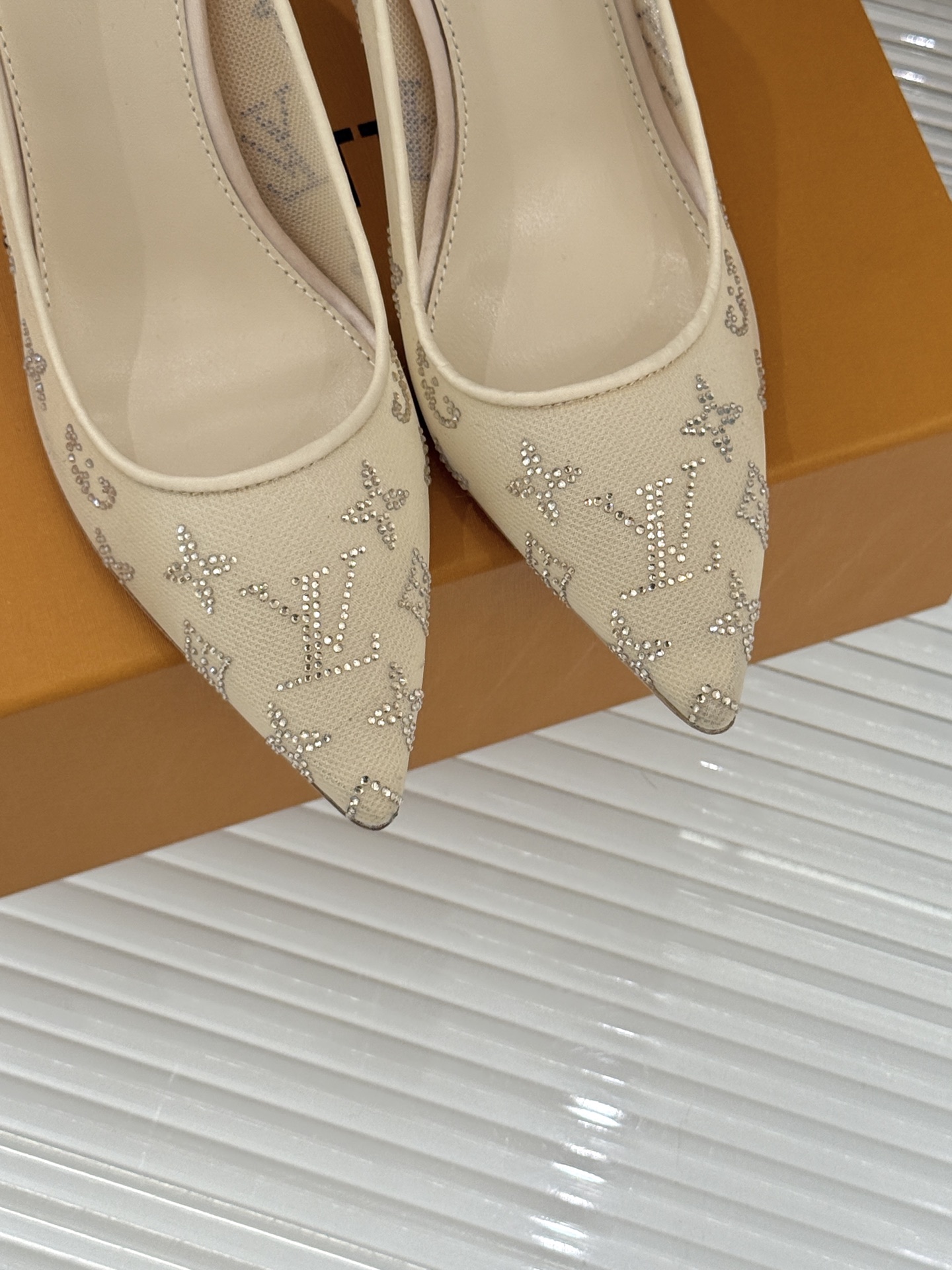 L*V驴牌经典春夏新品水钻网纱尖头单鞋尖头设计经典而优雅 巧妙延伸腿部线条赋予双足精致美感 让身姿更显修