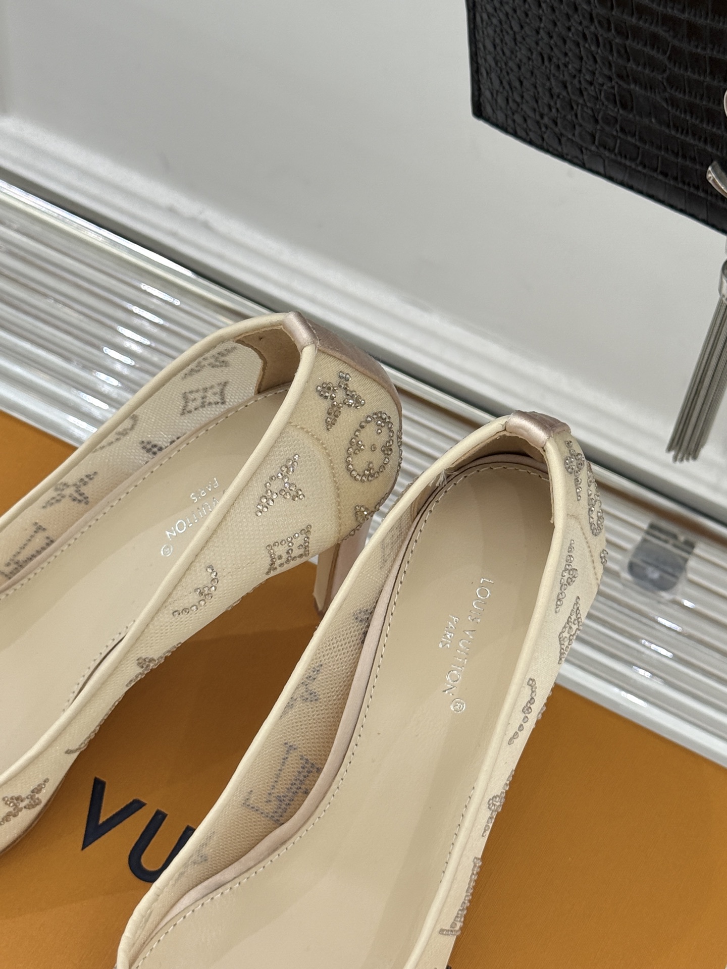 L*V驴牌经典春夏新品水钻网纱尖头单鞋尖头设计经典而优雅 巧妙延伸腿部线条赋予双足精致美感 让身姿更显修