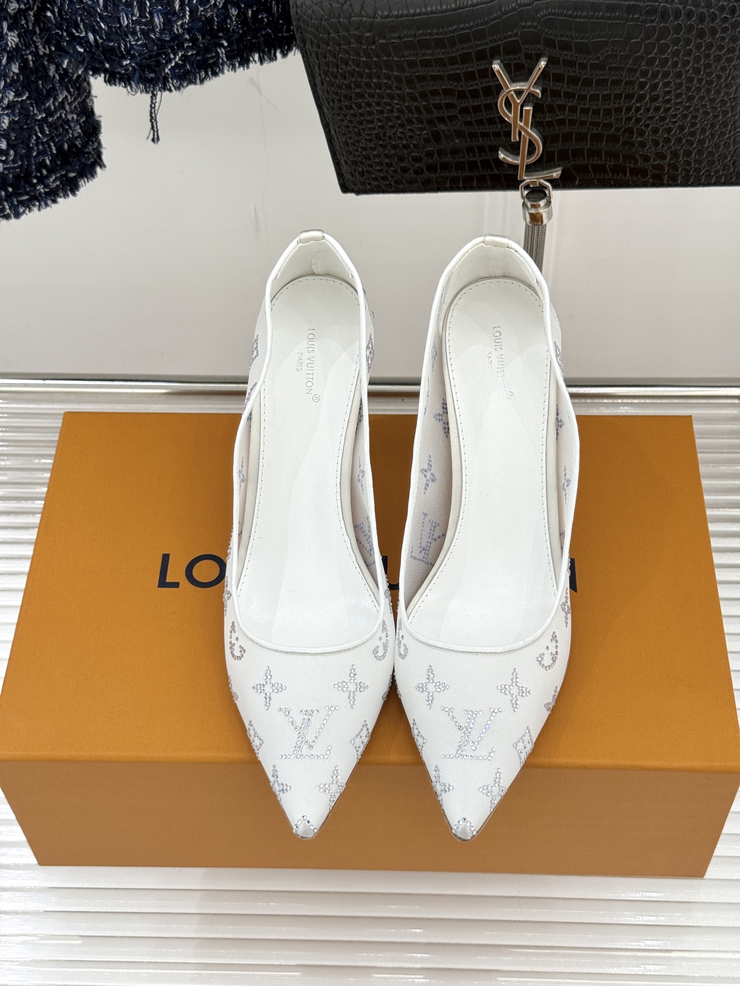 L*V驴牌经典春夏新品水钻网纱尖头单鞋尖头设计经典而优雅 巧妙延伸腿部线条赋予双足精致美感 让身姿更显修