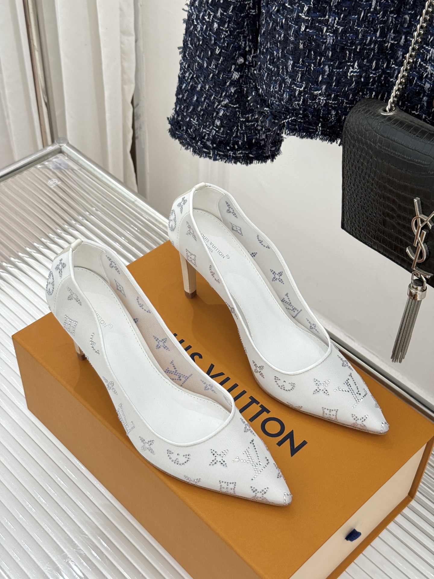 L*V驴牌经典春夏新品水钻网纱尖头单鞋尖头设计经典而优雅 巧妙延伸腿部线条赋予双足精致美感 让身姿更显修