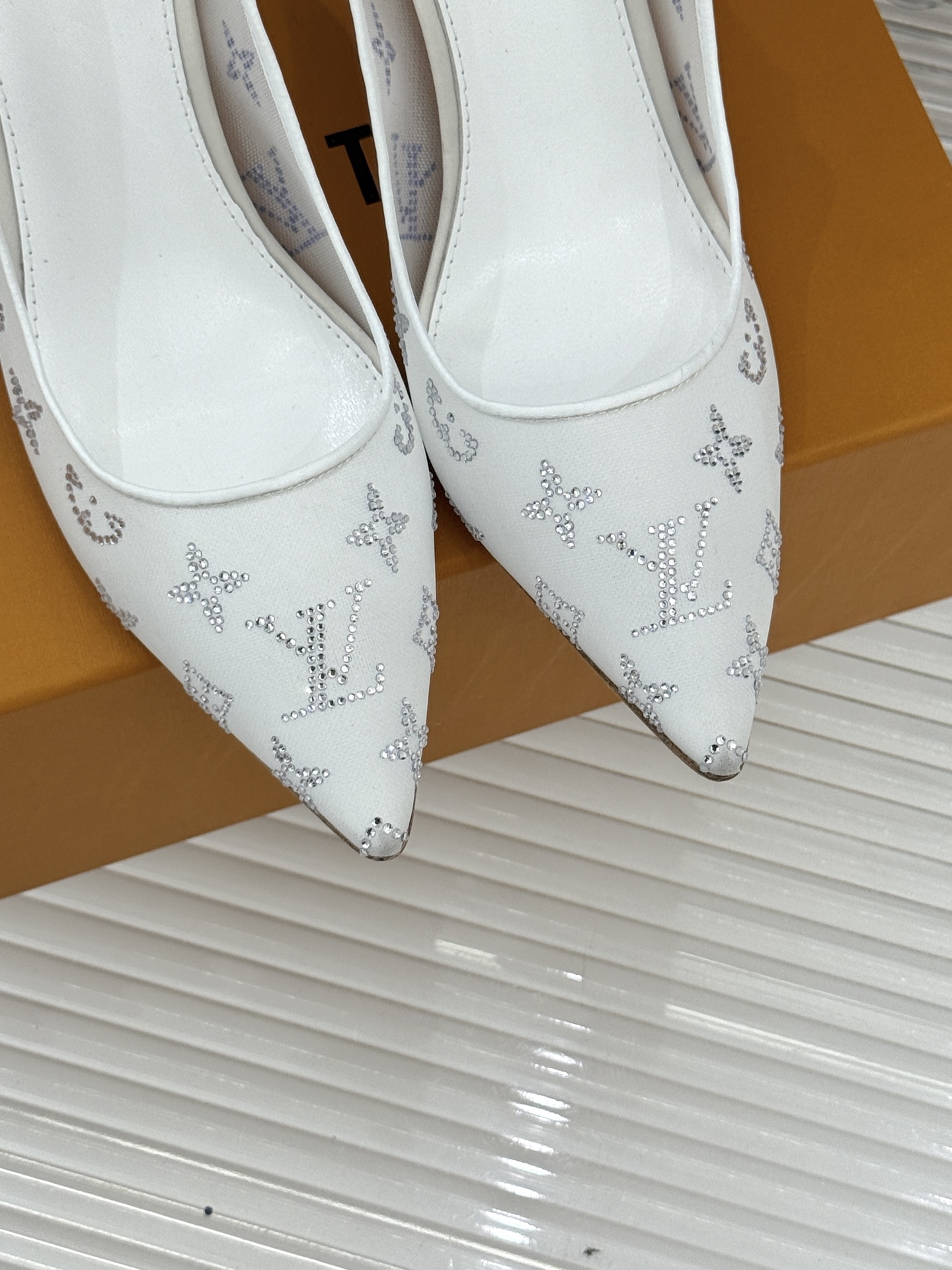 L*V驴牌经典春夏新品水钻网纱尖头单鞋尖头设计经典而优雅 巧妙延伸腿部线条赋予双足精致美感 让身姿更显修