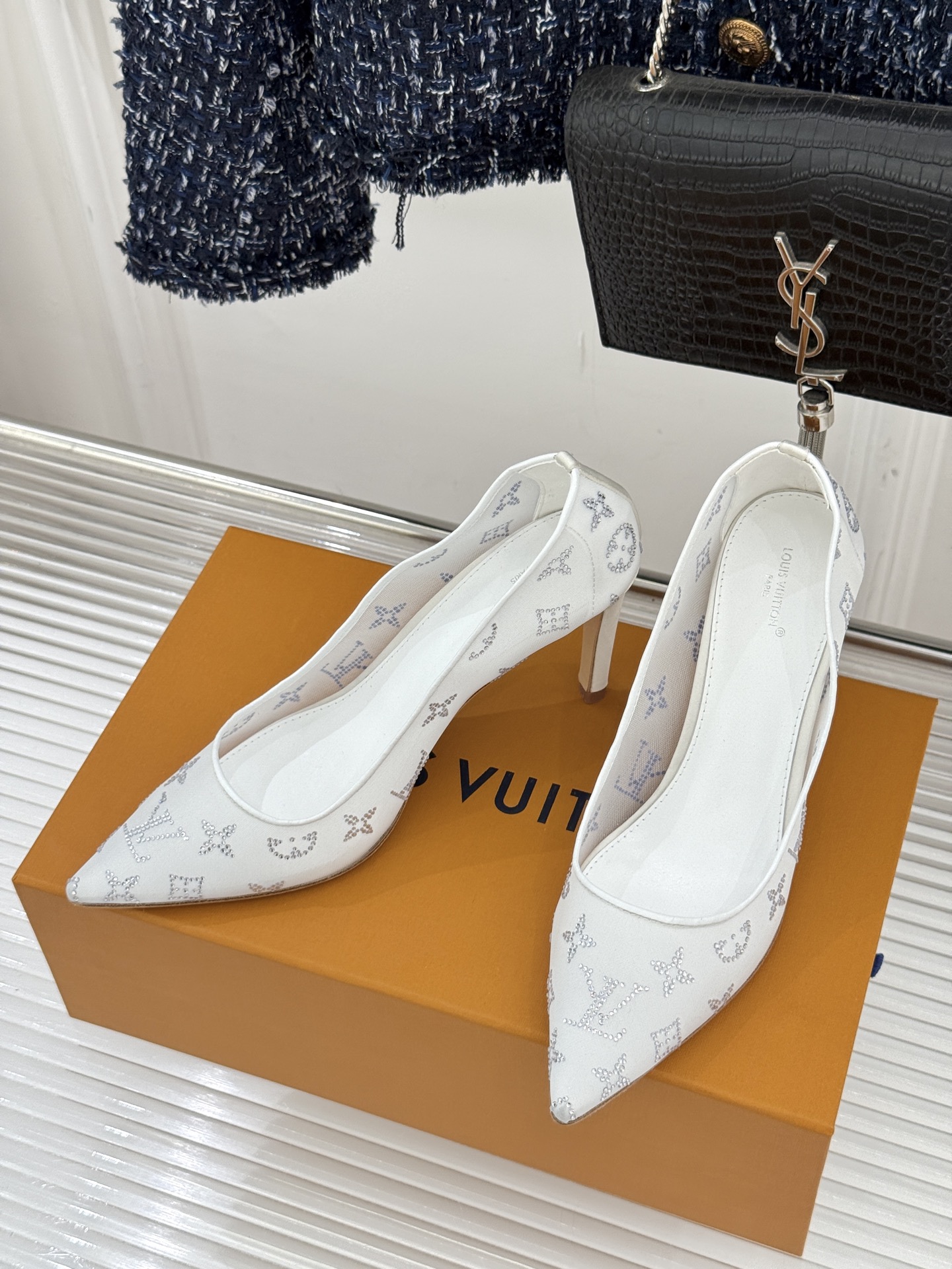 L*V驴牌经典春夏新品水钻网纱尖头单鞋尖头设计经典而优雅 巧妙延伸腿部线条赋予双足精致美感 让身姿更显修