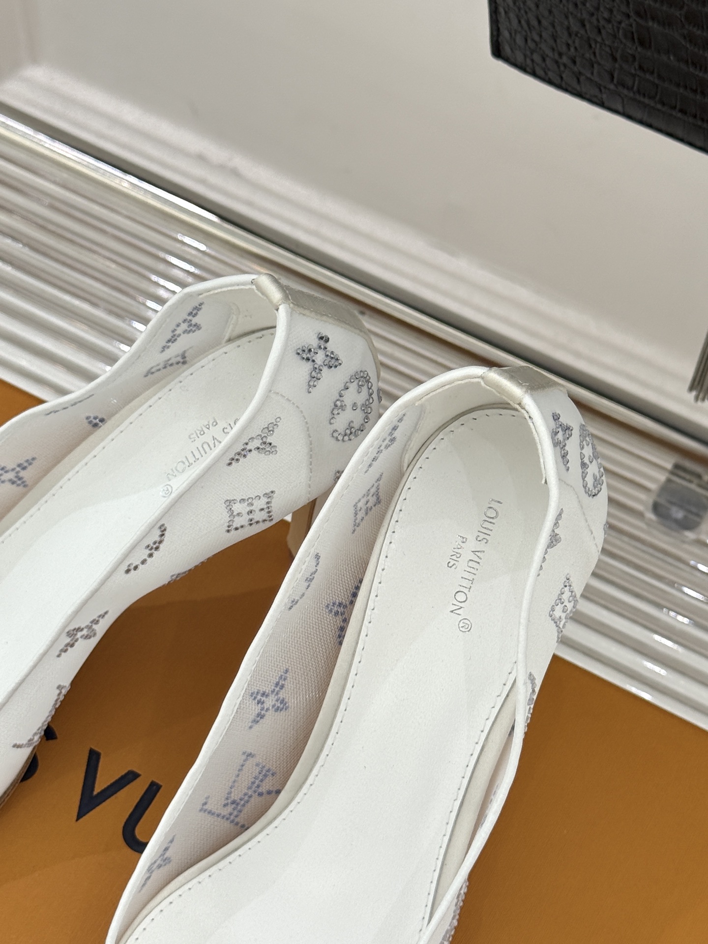 L*V驴牌经典春夏新品水钻网纱尖头单鞋尖头设计经典而优雅 巧妙延伸腿部线条赋予双足精致美感 让身姿更显修