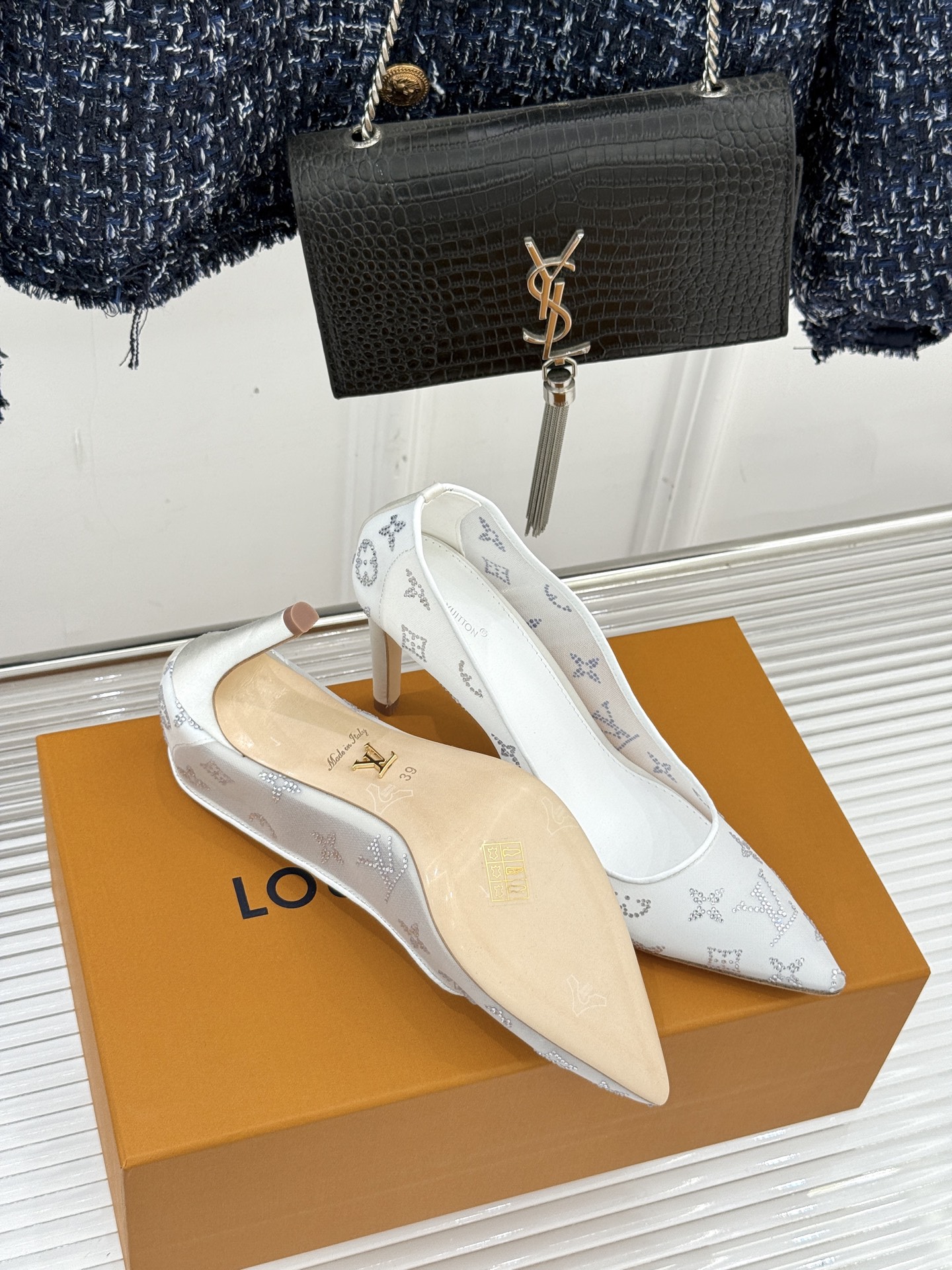 L*V驴牌经典春夏新品水钻网纱尖头单鞋尖头设计经典而优雅 巧妙延伸腿部线条赋予双足精致美感 让身姿更显修