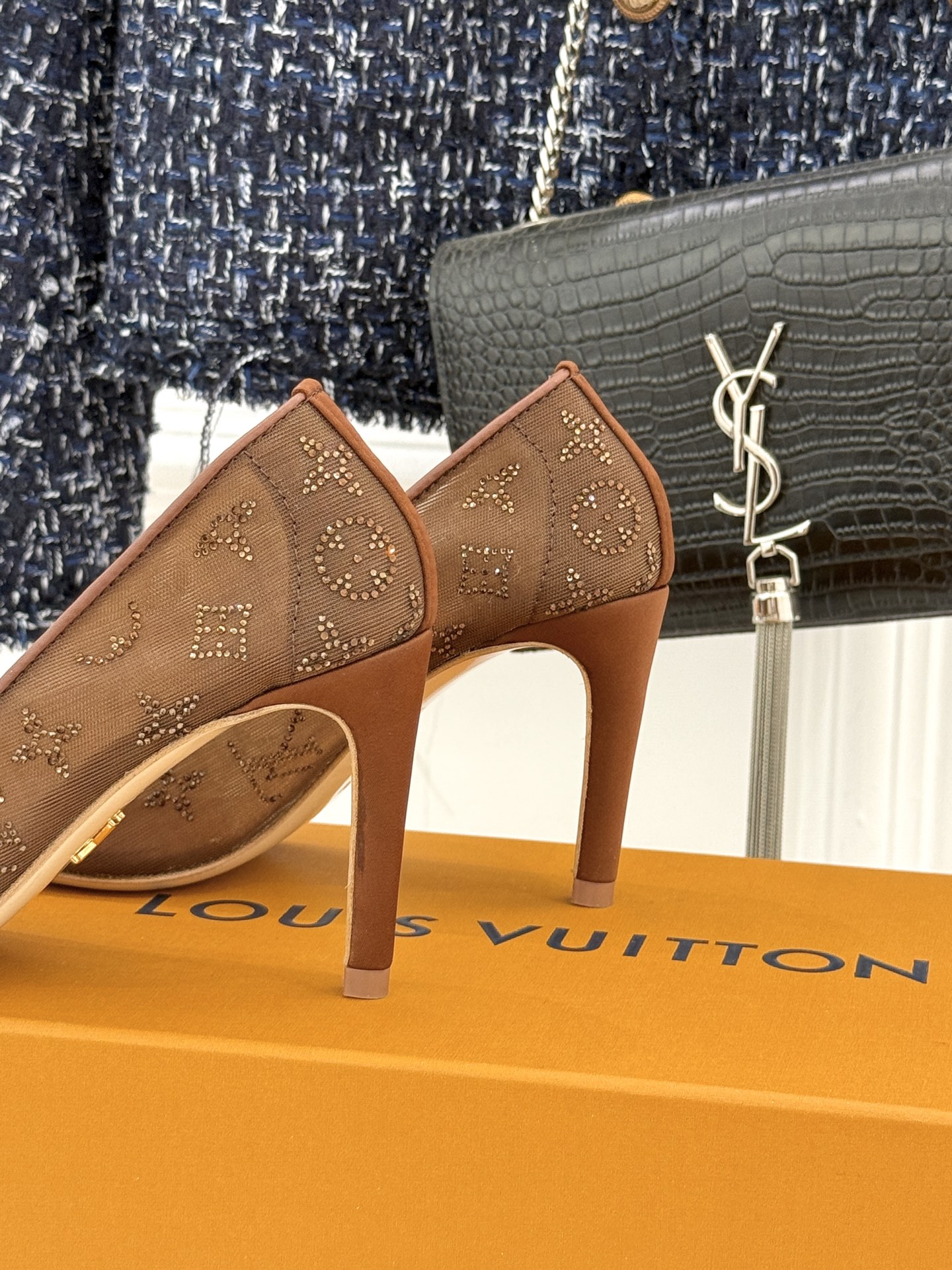 L*V驴牌经典春夏新品水钻网纱尖头单鞋尖头设计经典而优雅 巧妙延伸腿部线条赋予双足精致美感 让身姿更显修