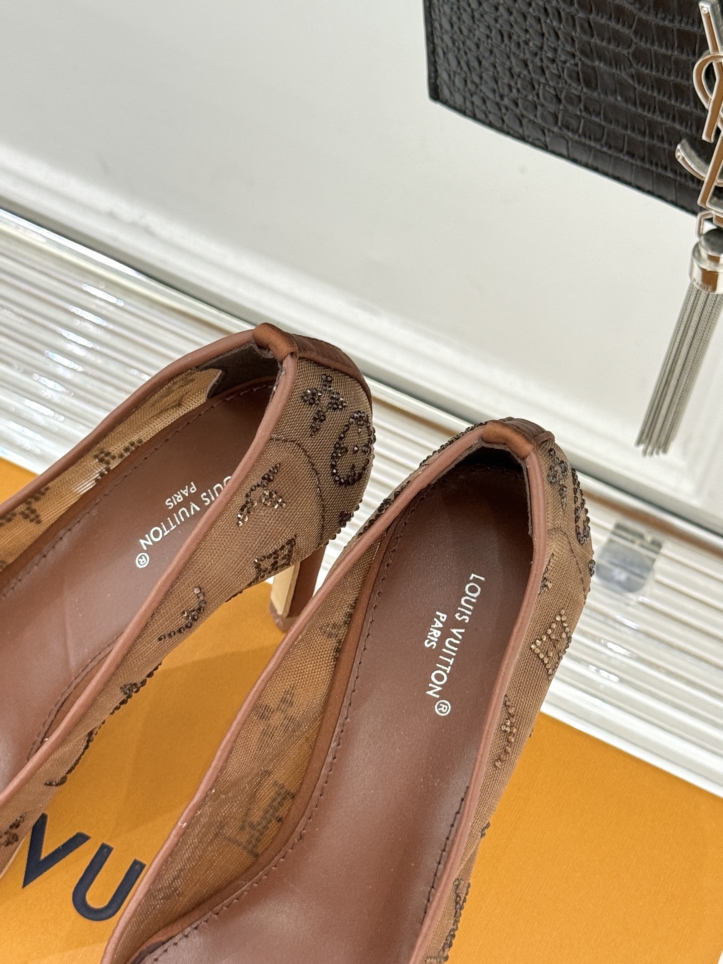 L*V驴牌经典春夏新品水钻网纱尖头单鞋尖头设计经典而优雅 巧妙延伸腿部线条赋予双足精致美感 让身姿更显修