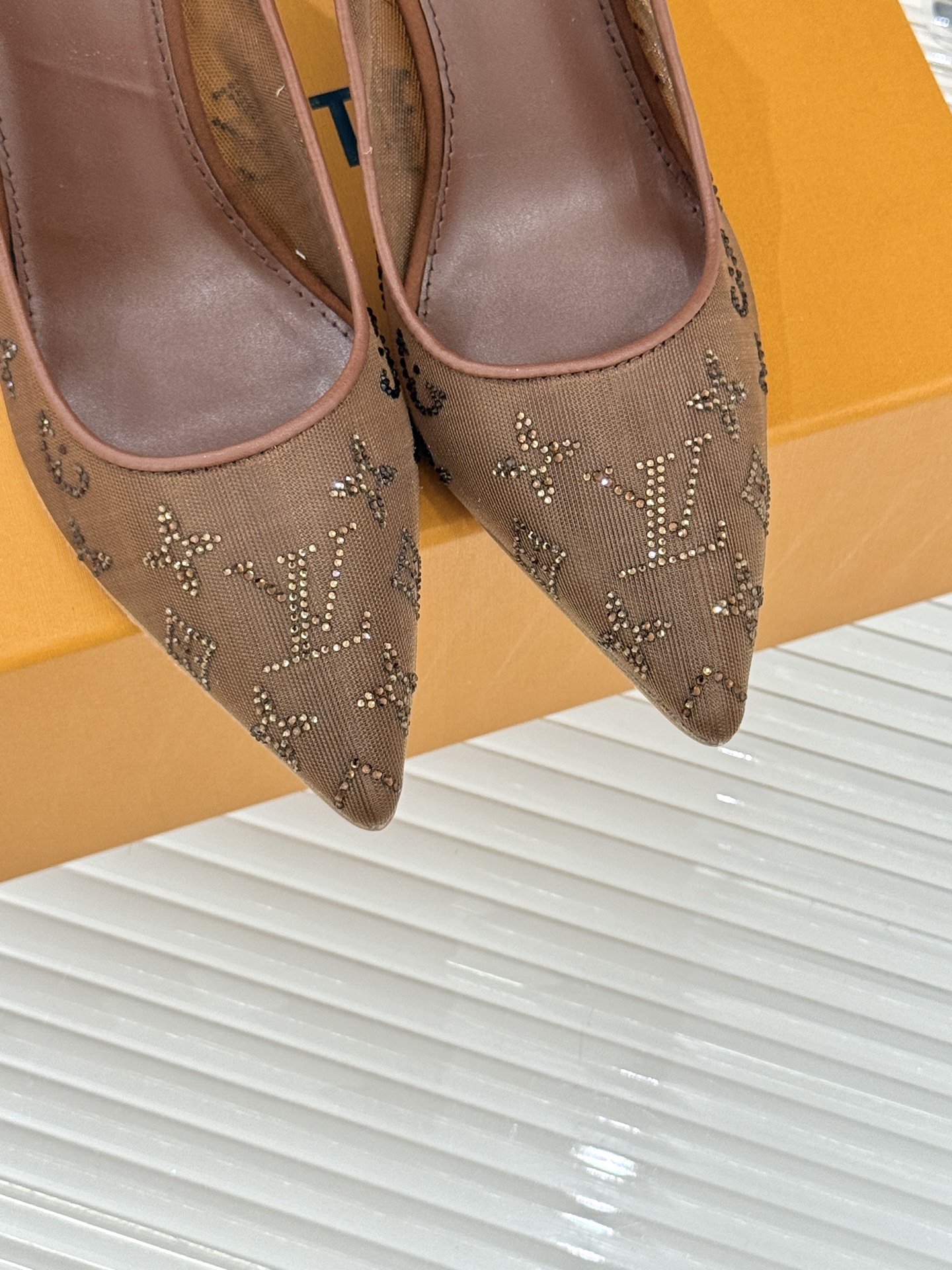 L*V驴牌经典春夏新品水钻网纱尖头单鞋尖头设计经典而优雅 巧妙延伸腿部线条赋予双足精致美感 让身姿更显修