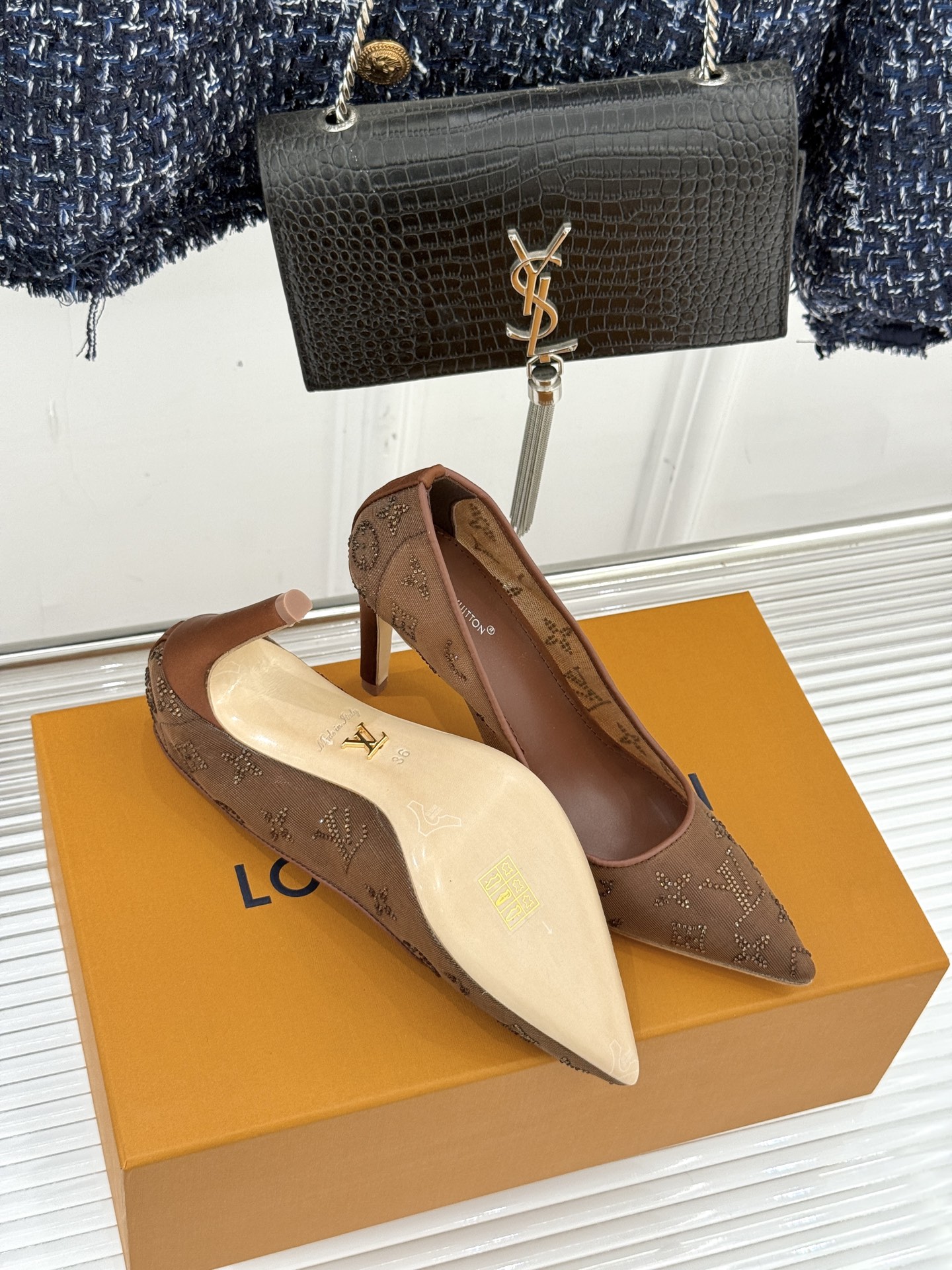 L*V驴牌经典春夏新品水钻网纱尖头单鞋尖头设计经典而优雅 巧妙延伸腿部线条赋予双足精致美感 让身姿更显修