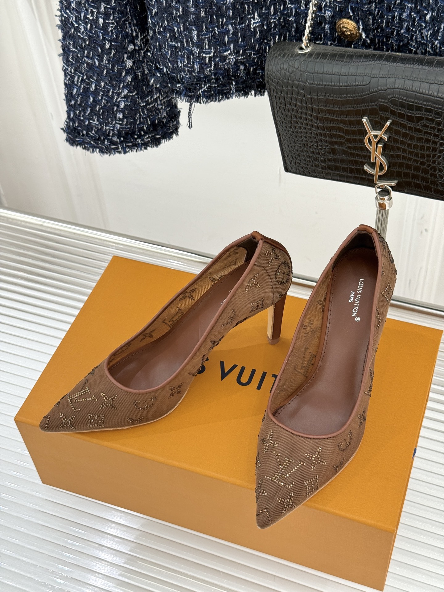 L*V驴牌经典春夏新品水钻网纱尖头单鞋尖头设计经典而优雅 巧妙延伸腿部线条赋予双足精致美感 让身姿更显修