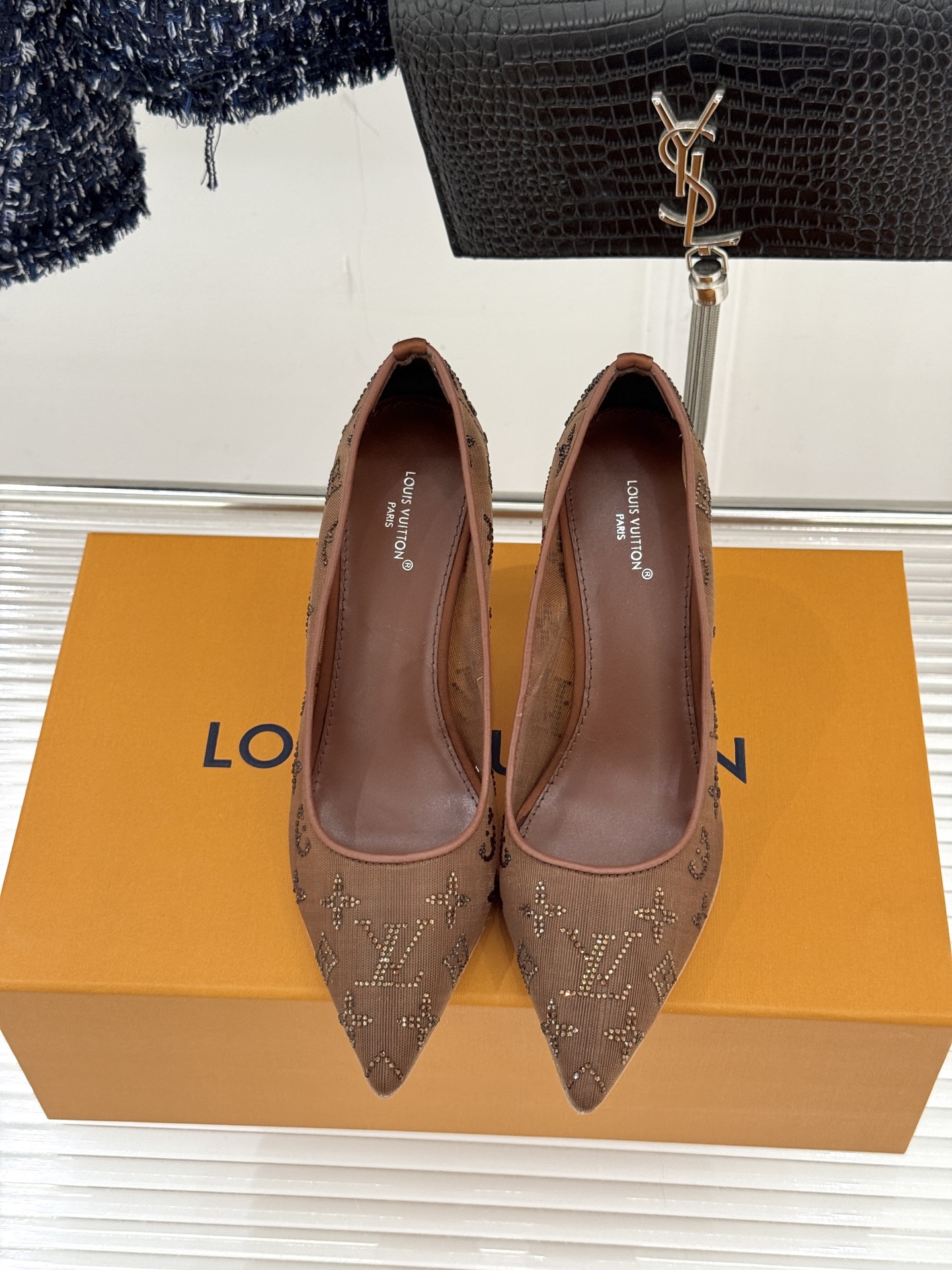 L*V驴牌经典春夏新品水钻网纱尖头单鞋尖头设计经典而优雅 巧妙延伸腿部线条赋予双足精致美感 让身姿更显修