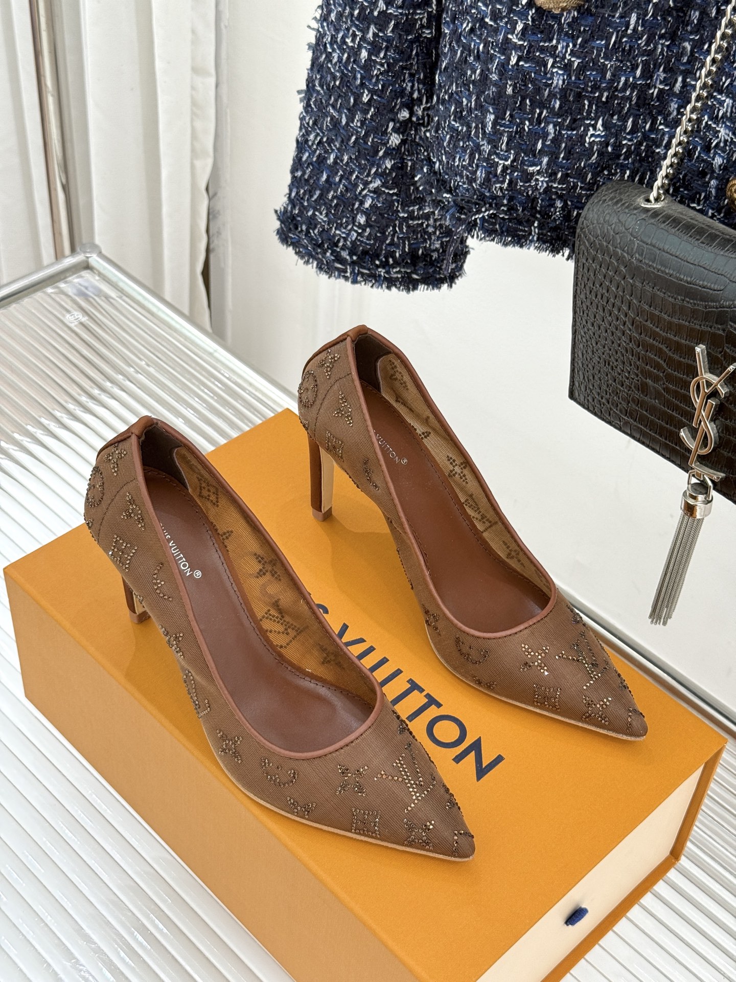 L*V驴牌经典春夏新品水钻网纱尖头单鞋尖头设计经典而优雅 巧妙延伸腿部线条赋予双足精致美感 让身姿更显修