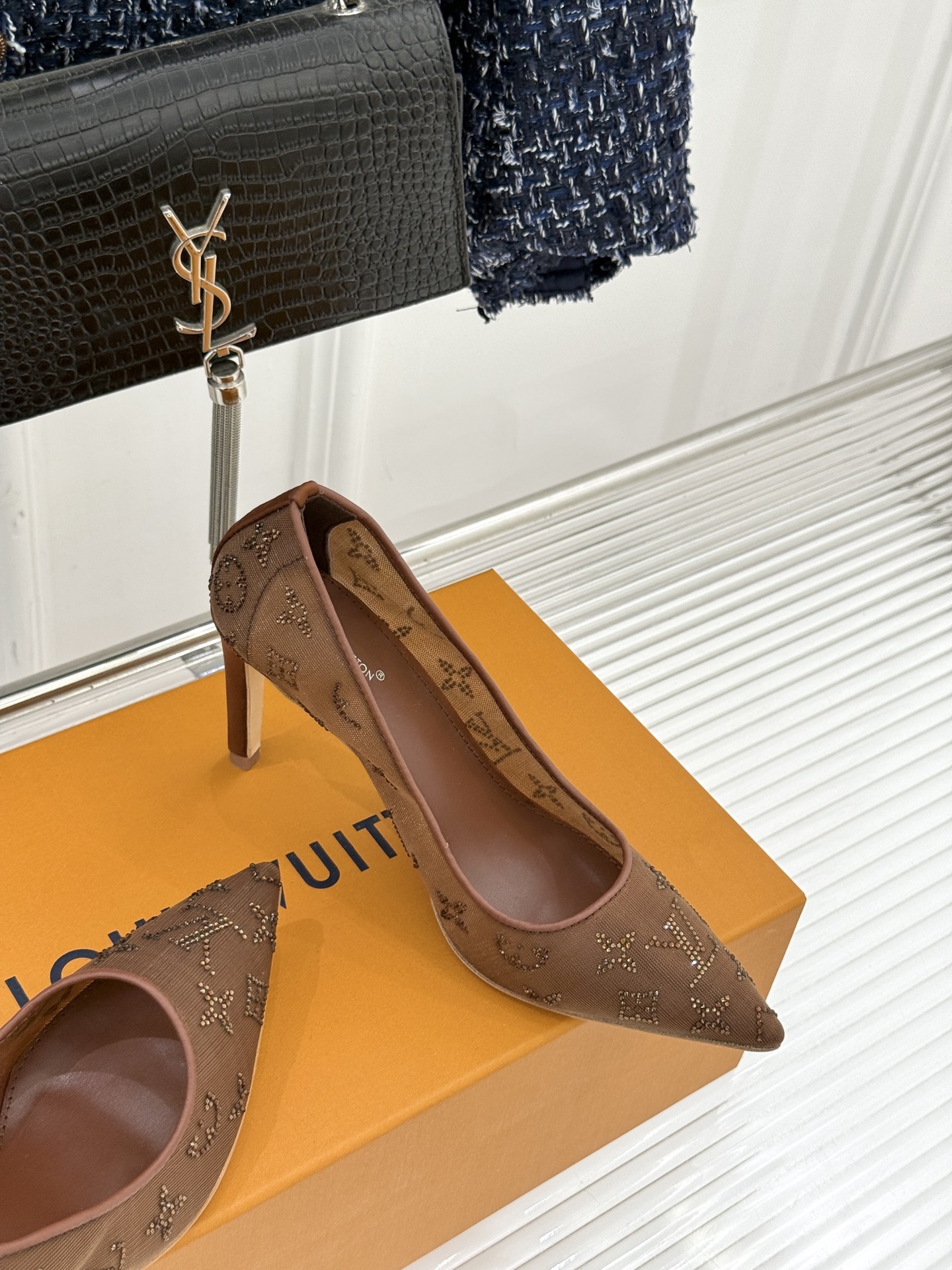 L*V驴牌经典春夏新品水钻网纱尖头单鞋尖头设计经典而优雅 巧妙延伸腿部线条赋予双足精致美感 让身姿更显修