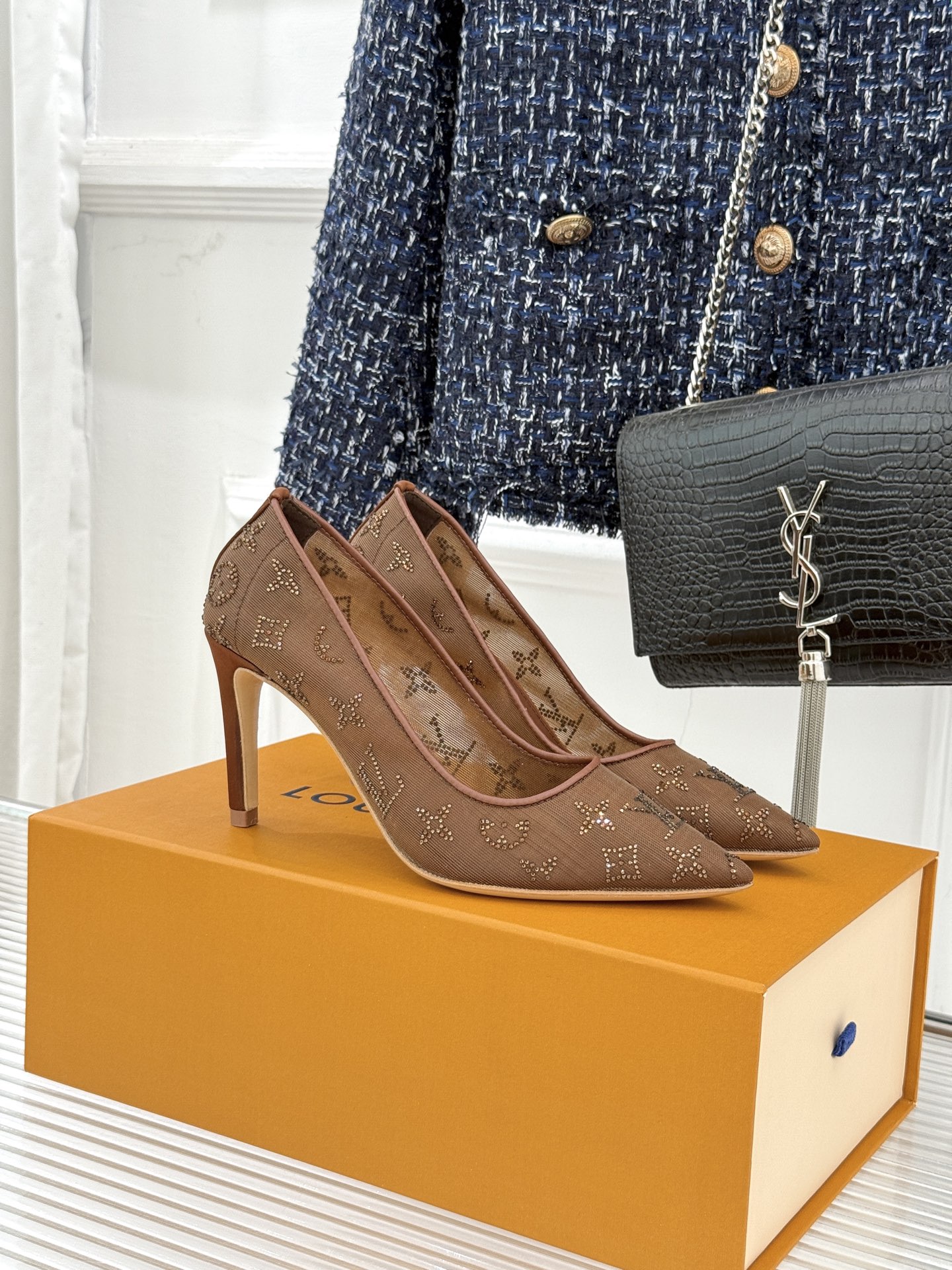 NO:721591,Flat high heel L*V donkey brand's classic spring and summer new rhinestone mesh pointed toe shoes. The pointed toe design is classic and elegant. It cleverly extends the leg line, giving the feet a delicate beauty and making the body more slender and straight. The upper is carefully made of translucent mesh, hazy and romantic, as if the clouds are lightly wrapped around the feet, full of high-end feeling. Every step is like walking on the clouds, full of poetry and fantasy. The rhinestones are closely arranged, just like the twinkling stars in the night sky.  Inlaid with exquisite craftsmanship, it reflects bright light under the light, dazzling and charming, and easily becomes the focus of the crowd. The fabric is made of original customized mesh rhinestones. The inner pads are made of lambskin. Italian imported genuine leather outsole size35-39 (customized 40/41), high-heeled shoes, louis vuitton, high heels, sheepskin, Leather soles19860909平底 高跟 L*V驴牌经典春夏新品水钻网纱尖头单鞋 尖头设计经典而优雅 巧妙延伸腿部线条 赋予双足精致美感 让身姿更显修长挺拔. 鞋面由半透明网纱精心打造 朦胧而浪漫 仿佛将云雾轻裹于足间 高级感满满 每一步都似踏云而行 充满诗意与梦幻感. 颗颗水钻紧密排列 宛如夜空中闪烁的繁星 以精湛工艺镶嵌 在光线下折射出璀璨光芒 夺目而迷人 轻松成为人群焦点. 面料采用原版定制网纱水钻 内里垫脚均为小羊皮材质 意大利进口真皮大底 size35-39（40/41定制）,高跟鞋单鞋,louis vuitton,high heels,sheepskin,Leather soles,Women's Shoes