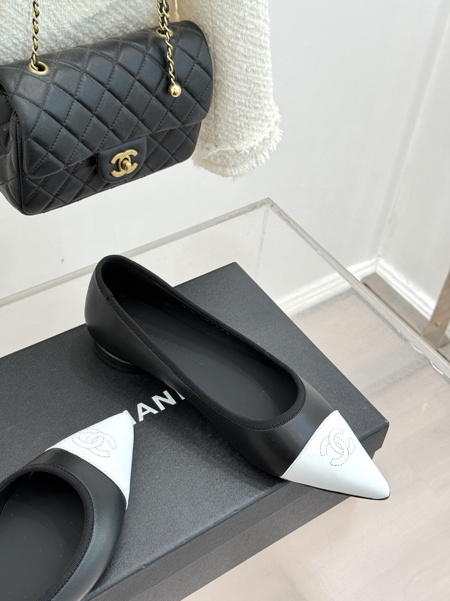 CHANE*｜小香26C双C尖头拼色平底鞋以拼色美学重塑经典格调。细腻小羊皮与质感面料碰撞撞色纹路勾勒出