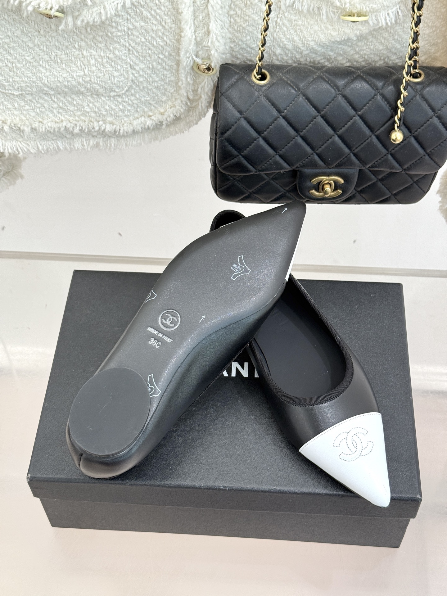 CHANE*｜小香26C双C尖头拼色平底鞋以拼色美学重塑经典格调。细腻小羊皮与质感面料碰撞撞色纹路勾勒出