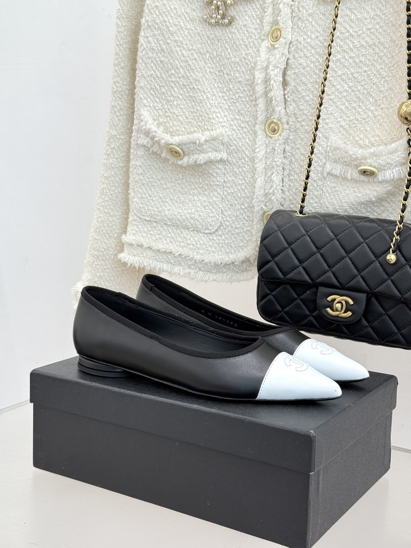 CHANE*｜小香26C双C尖头拼色平底鞋以拼色美学重塑经典格调。细腻小羊皮与质感面料碰撞撞色纹路勾勒出