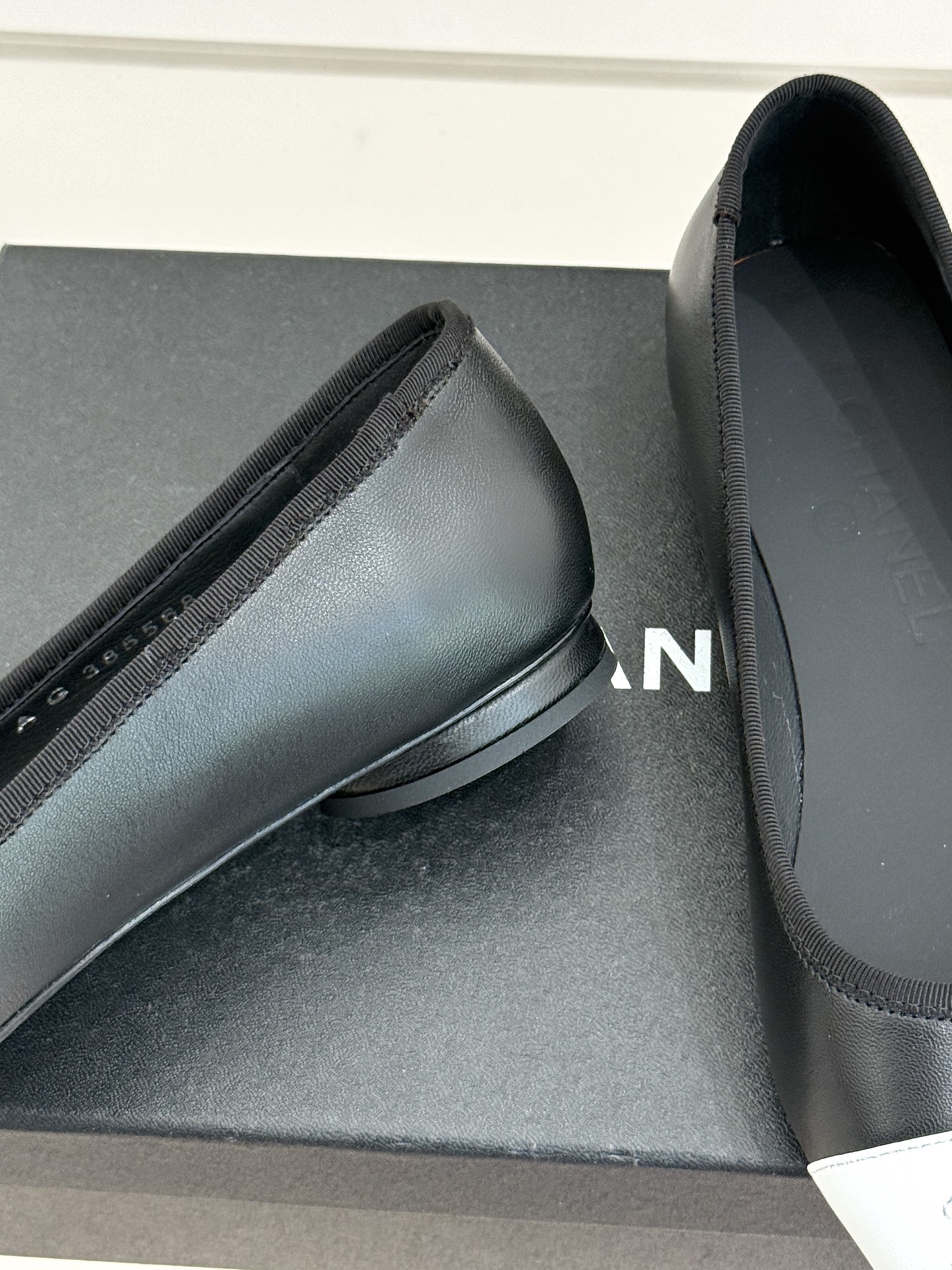 CHANE*｜小香26C双C尖头拼色平底鞋以拼色美学重塑经典格调。细腻小羊皮与质感面料碰撞撞色纹路勾勒出