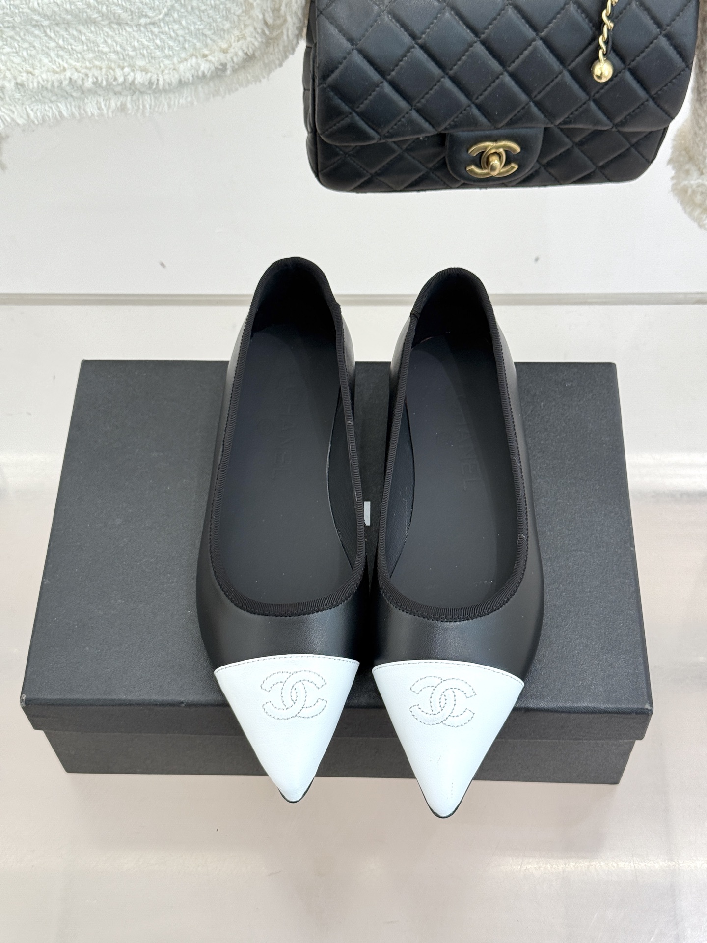 CHANE*｜小香26C双C尖头拼色平底鞋以拼色美学重塑经典格调。细腻小羊皮与质感面料碰撞撞色纹路勾勒出