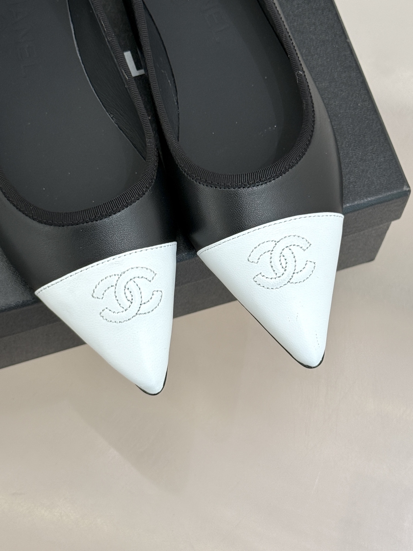 CHANE*｜小香26C双C尖头拼色平底鞋以拼色美学重塑经典格调。细腻小羊皮与质感面料碰撞撞色纹路勾勒出