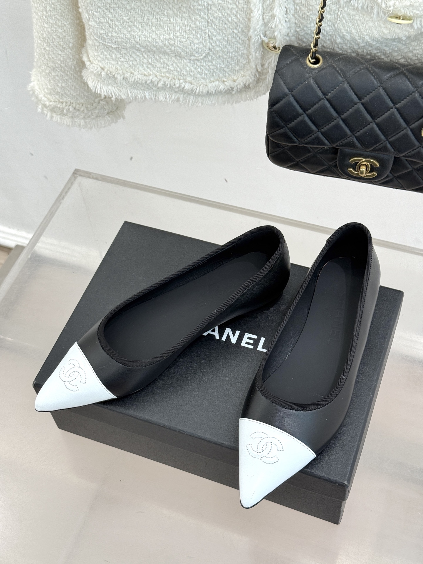 CHANE*｜小香26C双C尖头拼色平底鞋以拼色美学重塑经典格调。细腻小羊皮与质感面料碰撞撞色纹路勾勒出