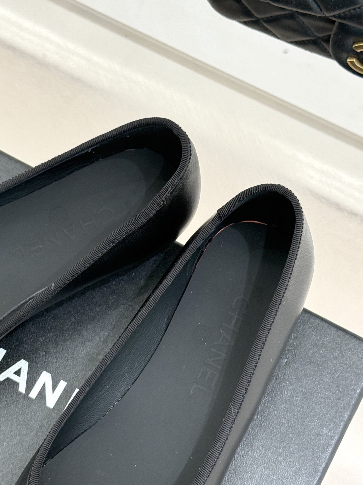 CHANE*｜小香26C双C尖头拼色平底鞋以拼色美学重塑经典格调。细腻小羊皮与质感面料碰撞撞色纹路勾勒出