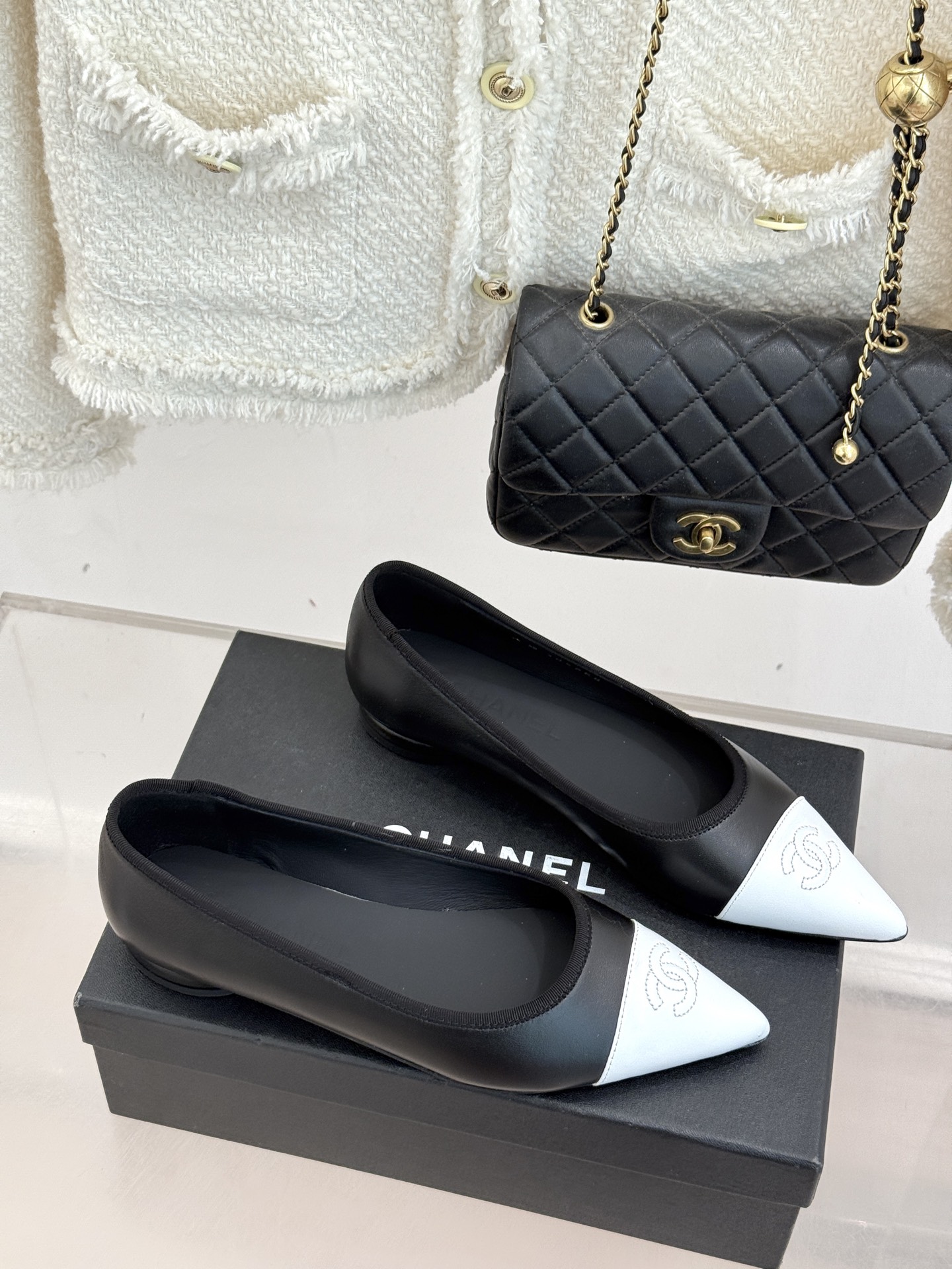 CHANE*｜小香26C双C尖头拼色平底鞋以拼色美学重塑经典格调。细腻小羊皮与质感面料碰撞撞色纹路勾勒出