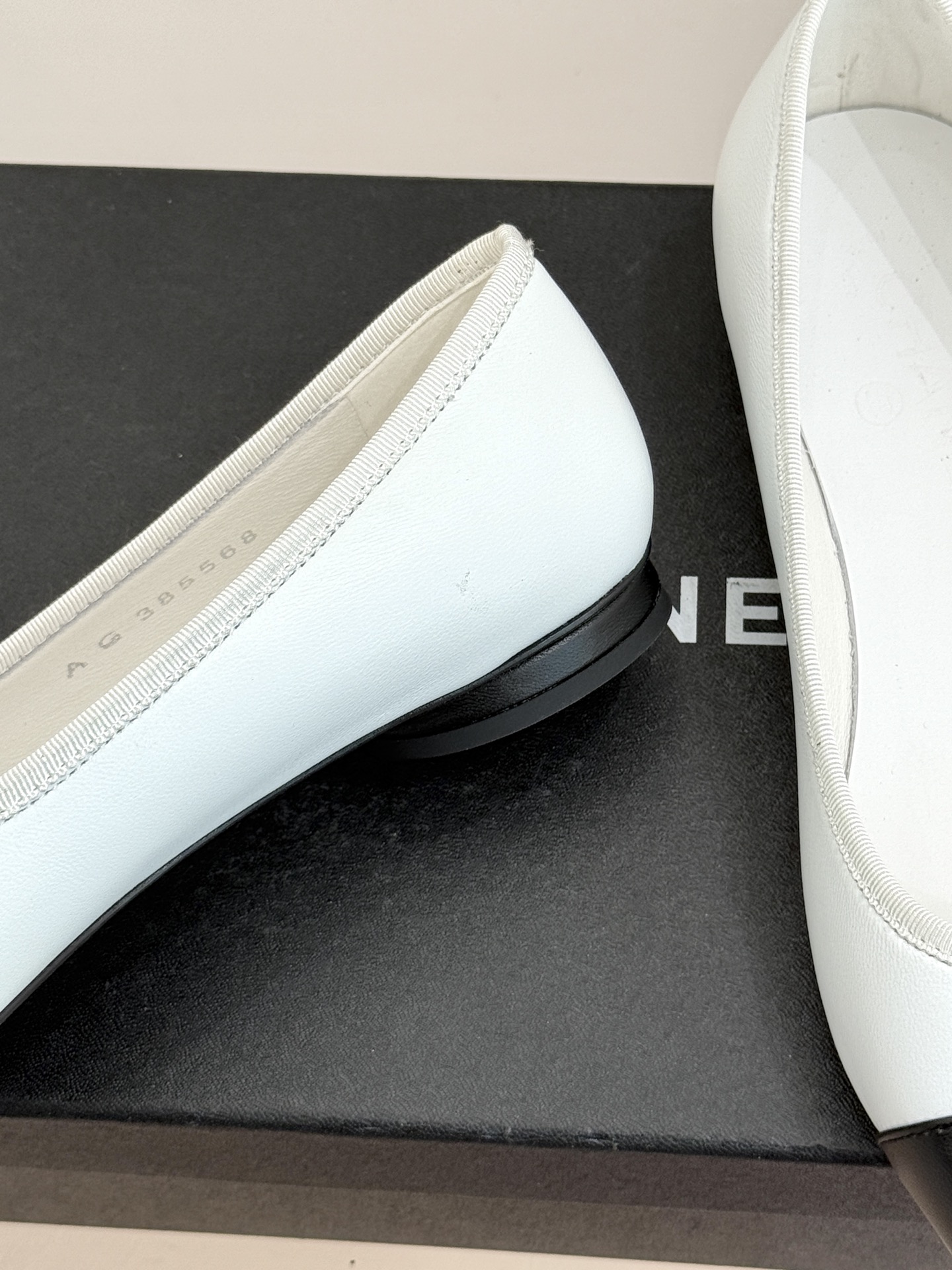 CHANE*｜小香26C双C尖头拼色平底鞋以拼色美学重塑经典格调。细腻小羊皮与质感面料碰撞撞色纹路勾勒出