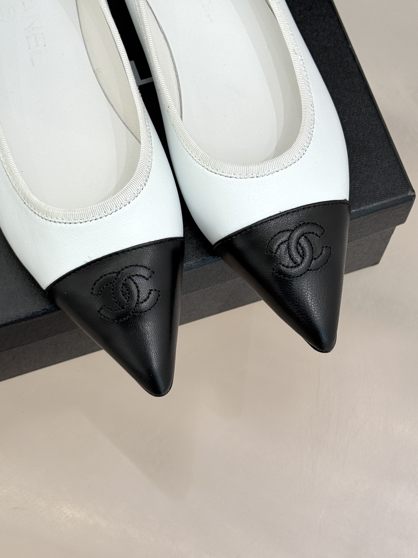 CHANE*｜小香26C双C尖头拼色平底鞋以拼色美学重塑经典格调。细腻小羊皮与质感面料碰撞撞色纹路勾勒出